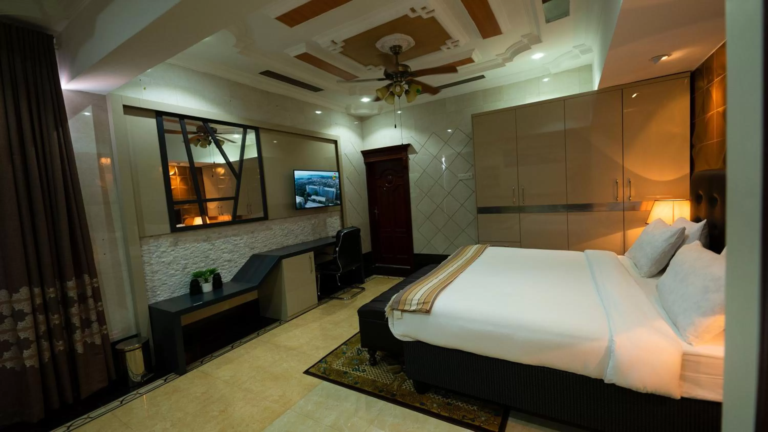 Photo of the whole room, Bed in Lantana Hotel