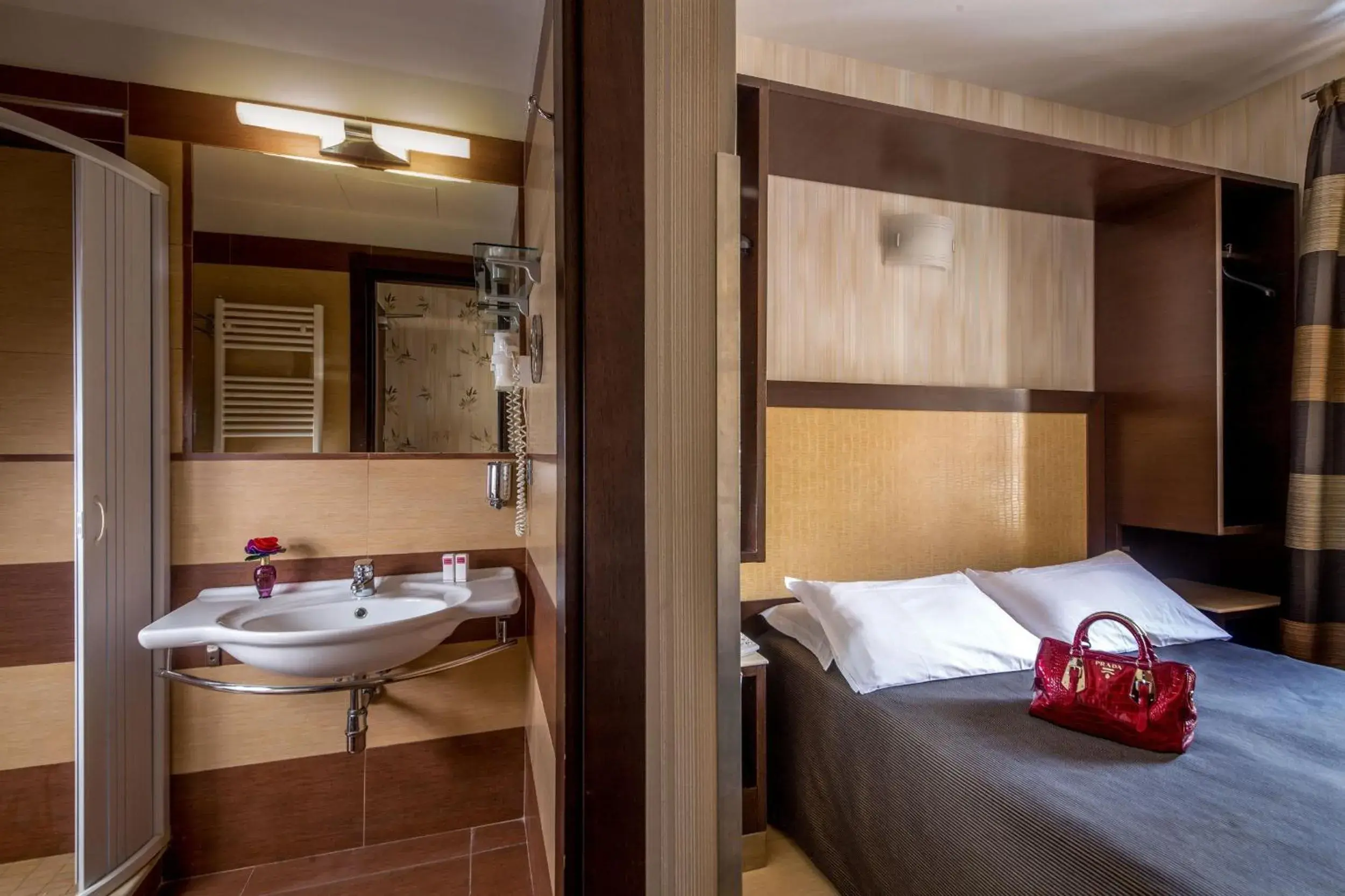Bedroom, Bathroom in Hotel Dei Mille