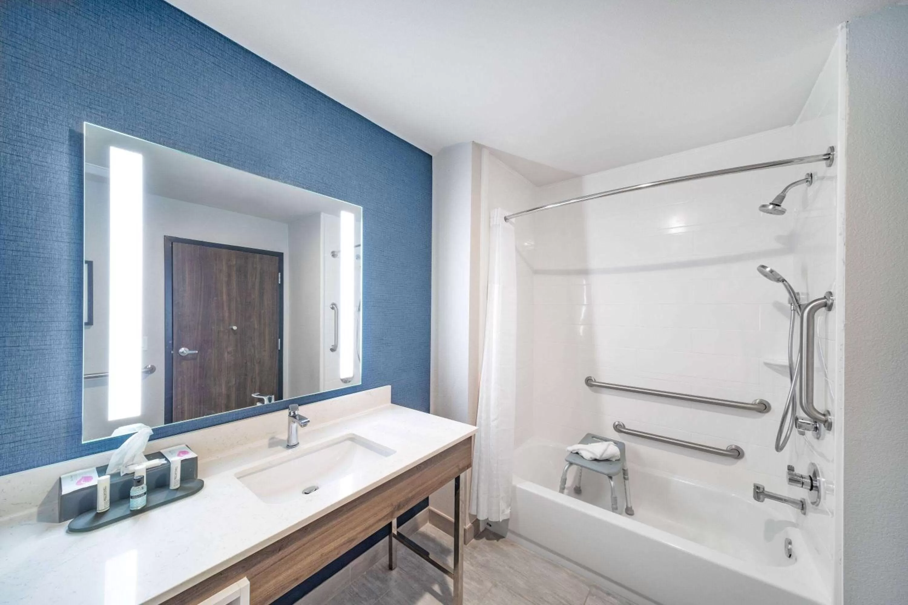 Shower in La Quinta Inn & Suites by Wyndham Galveston North at I-45