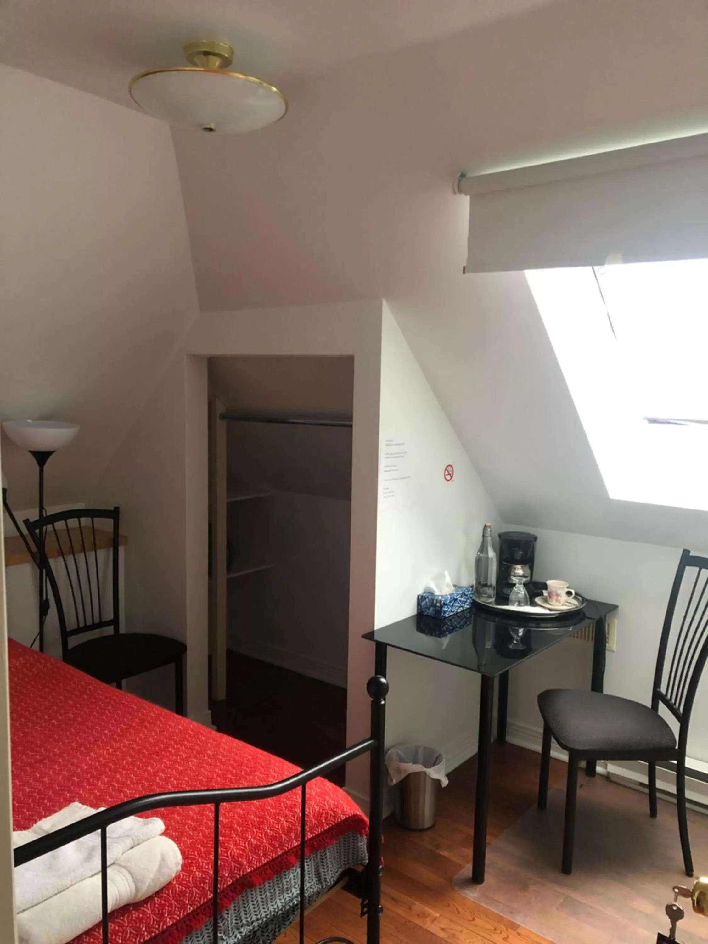 Photo of the whole room, Bed in The Ambassador