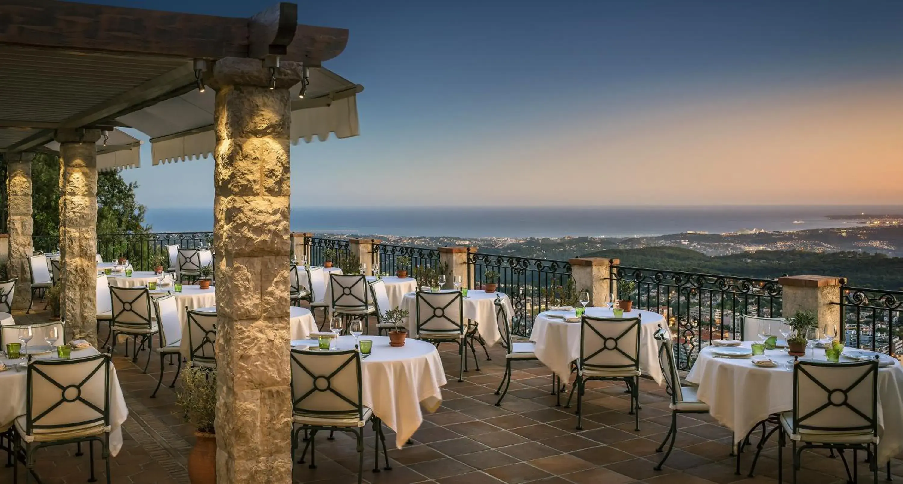 Patio, Restaurant/Places to Eat in Château Saint-Martin & Spa - an Oetker Collection Hotel