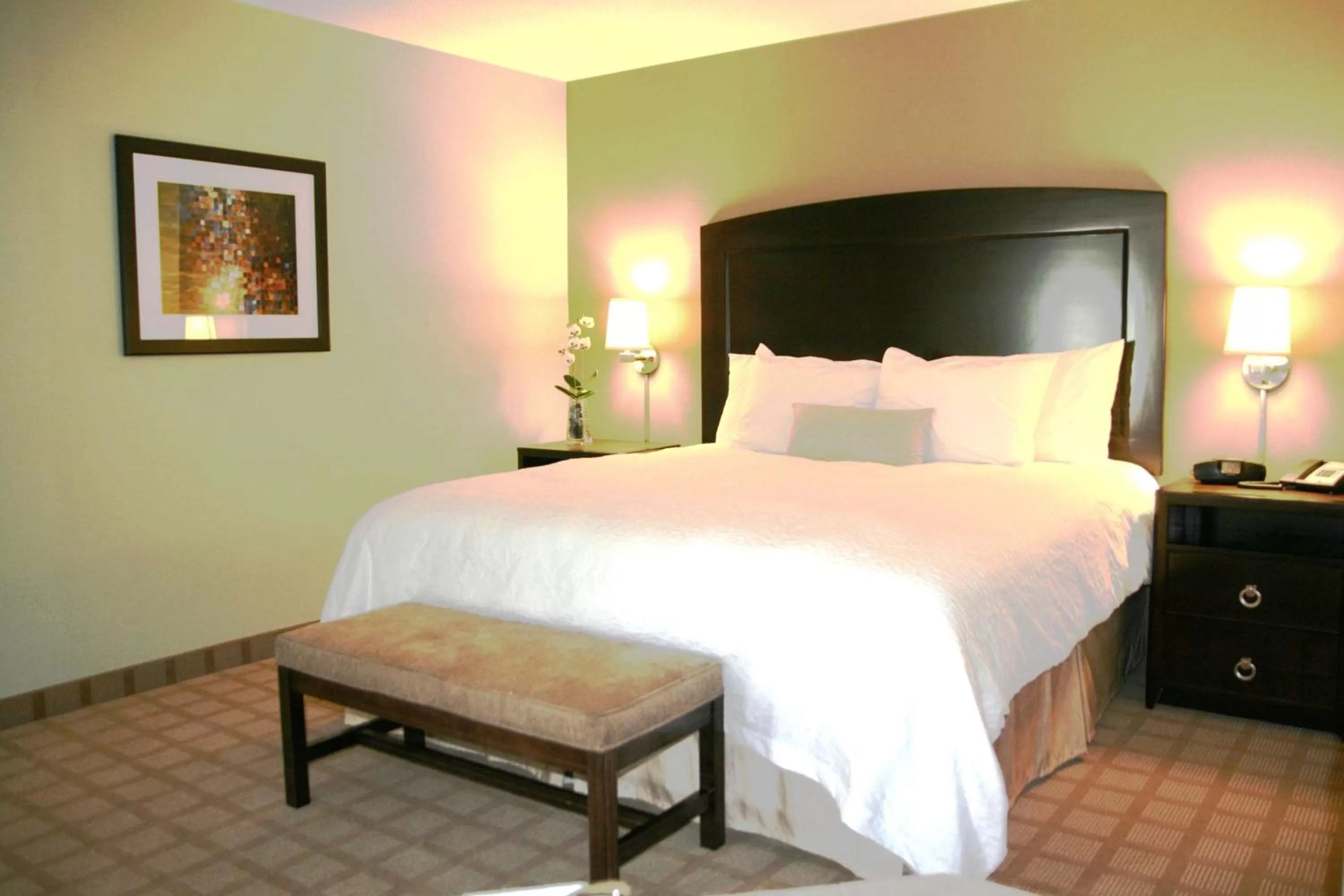 Bed in Hampton Inn & Suites Detroit-Canton
