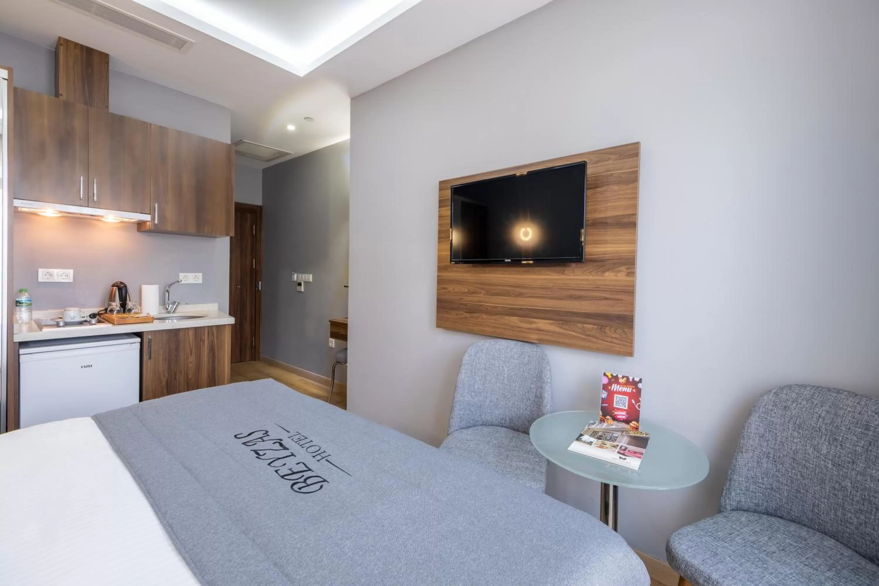 Bed, Seating Area in Beyzas Hotels & Suites