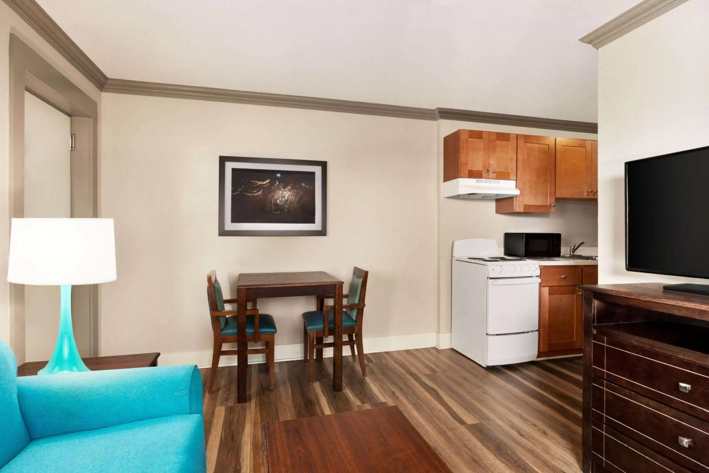 Bed, Dining Area in Days Inn by Wyndham Ocean City Oceanfront