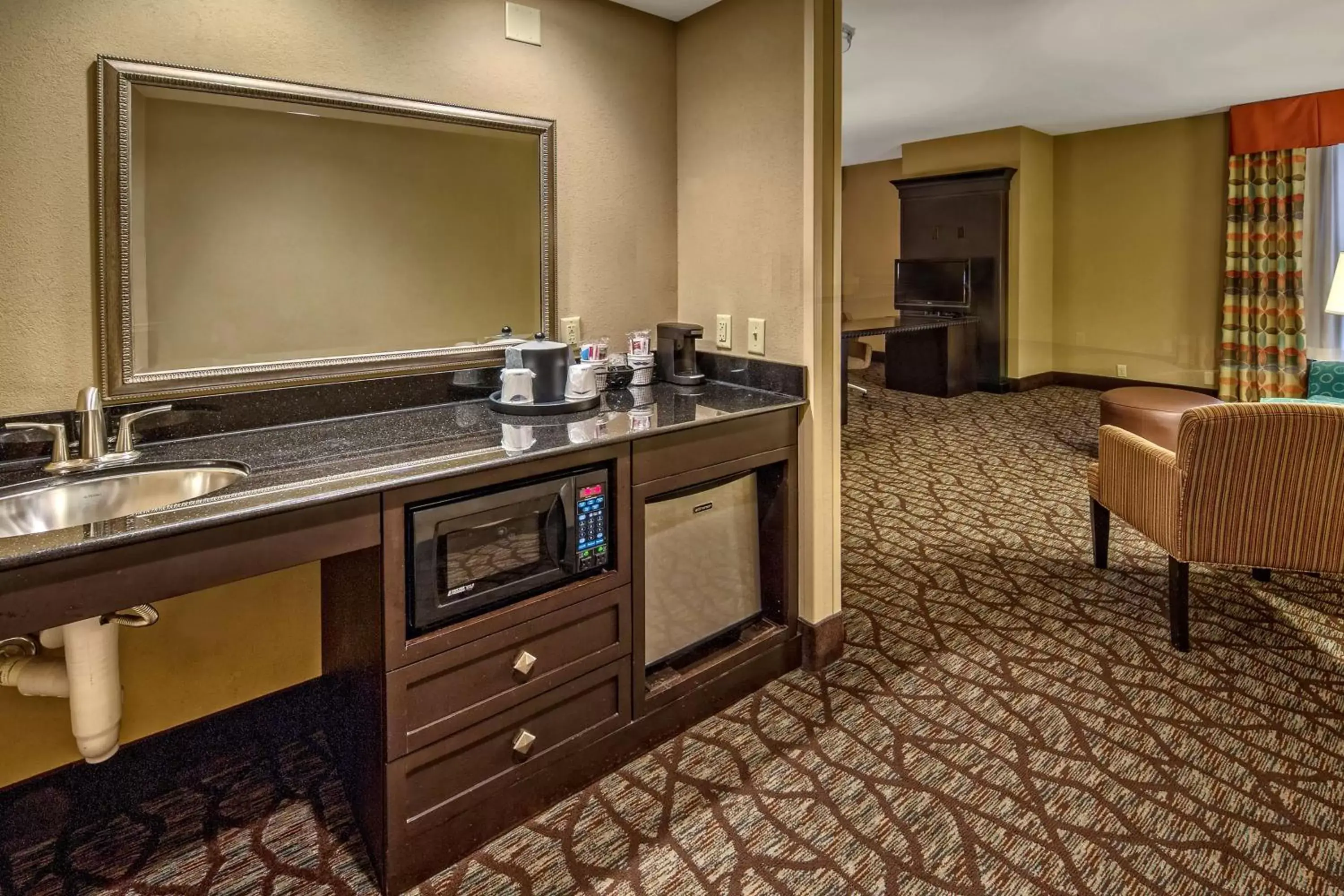 Bedroom, Kitchen/Kitchenette in Hampton Inn Asheville-Tunnel Road