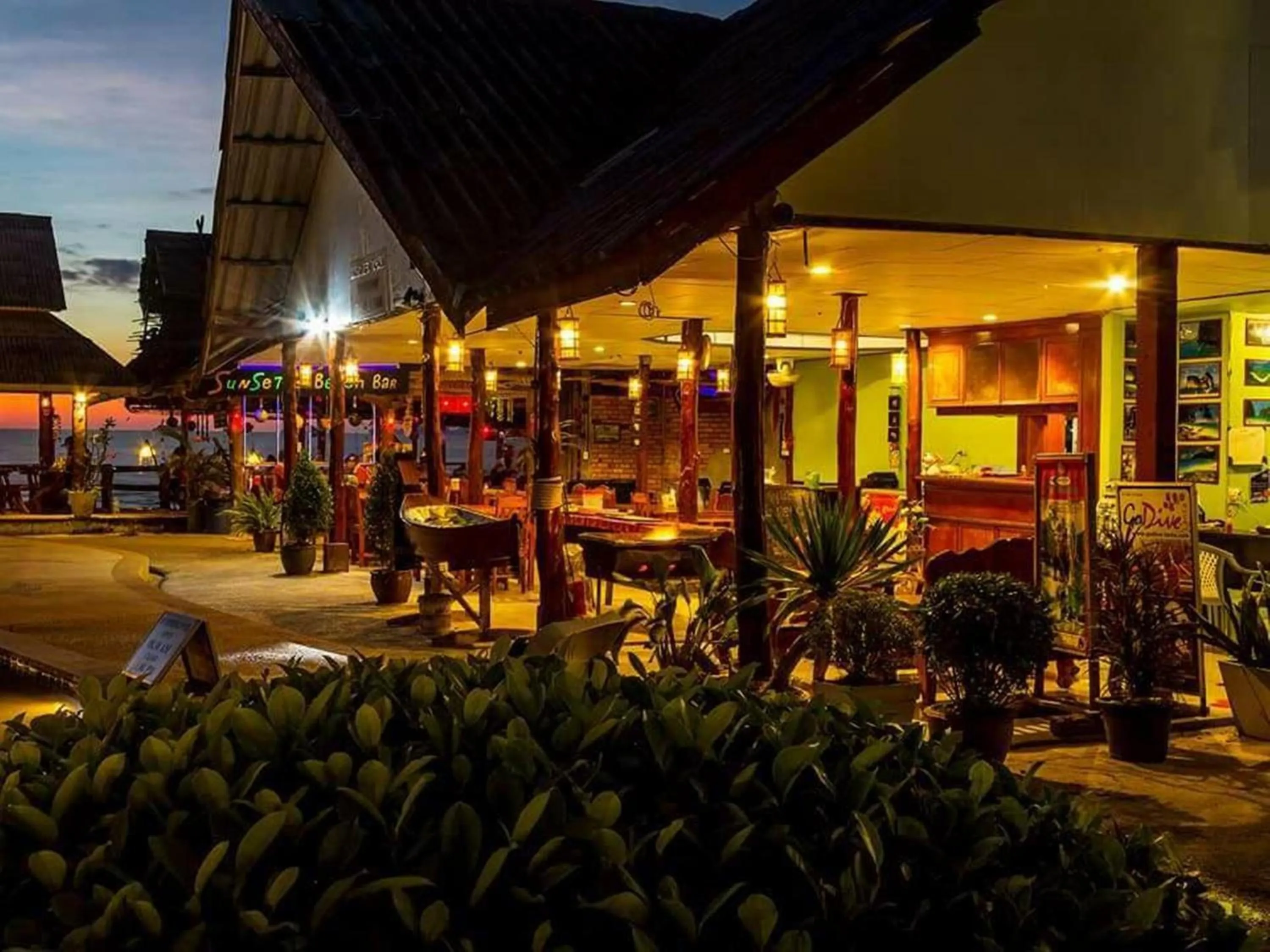 Restaurant/places to eat in Lanta New Beach Bungalows - SHA Plus