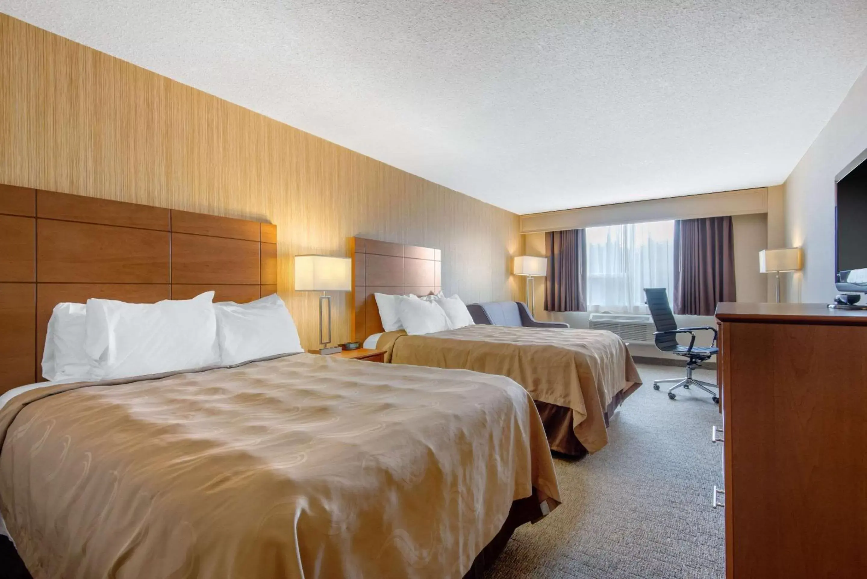 Photo of the whole room, Bed in Quality Inn & Conference Centre Downtown Sudbury