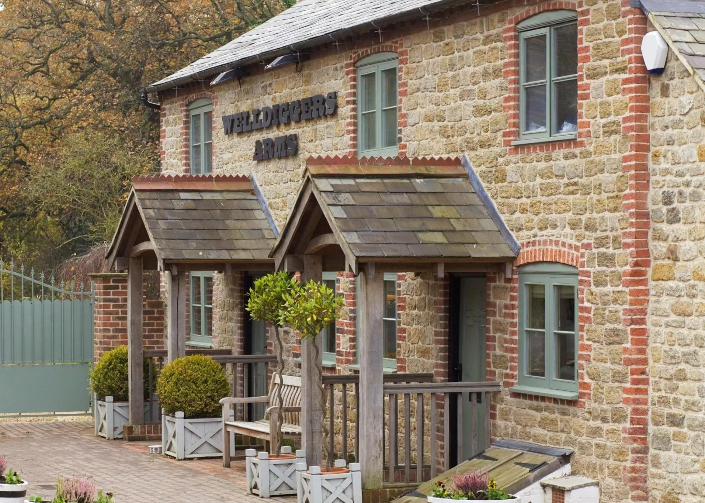 Facade/entrance in The Welldiggers Arms