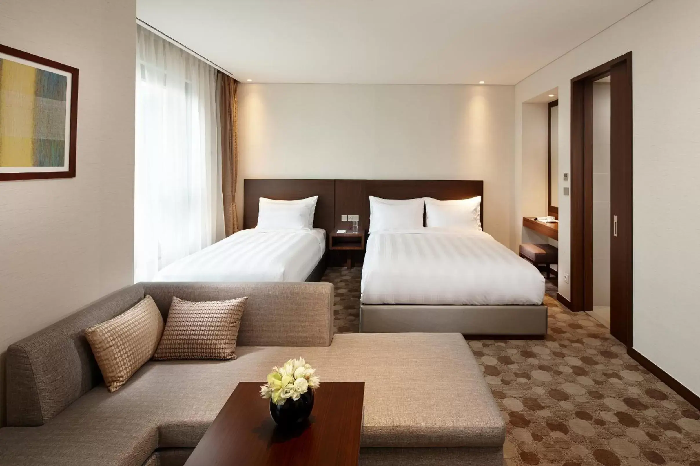 Seating area, Bed in LOTTE City Hotel Ulsan