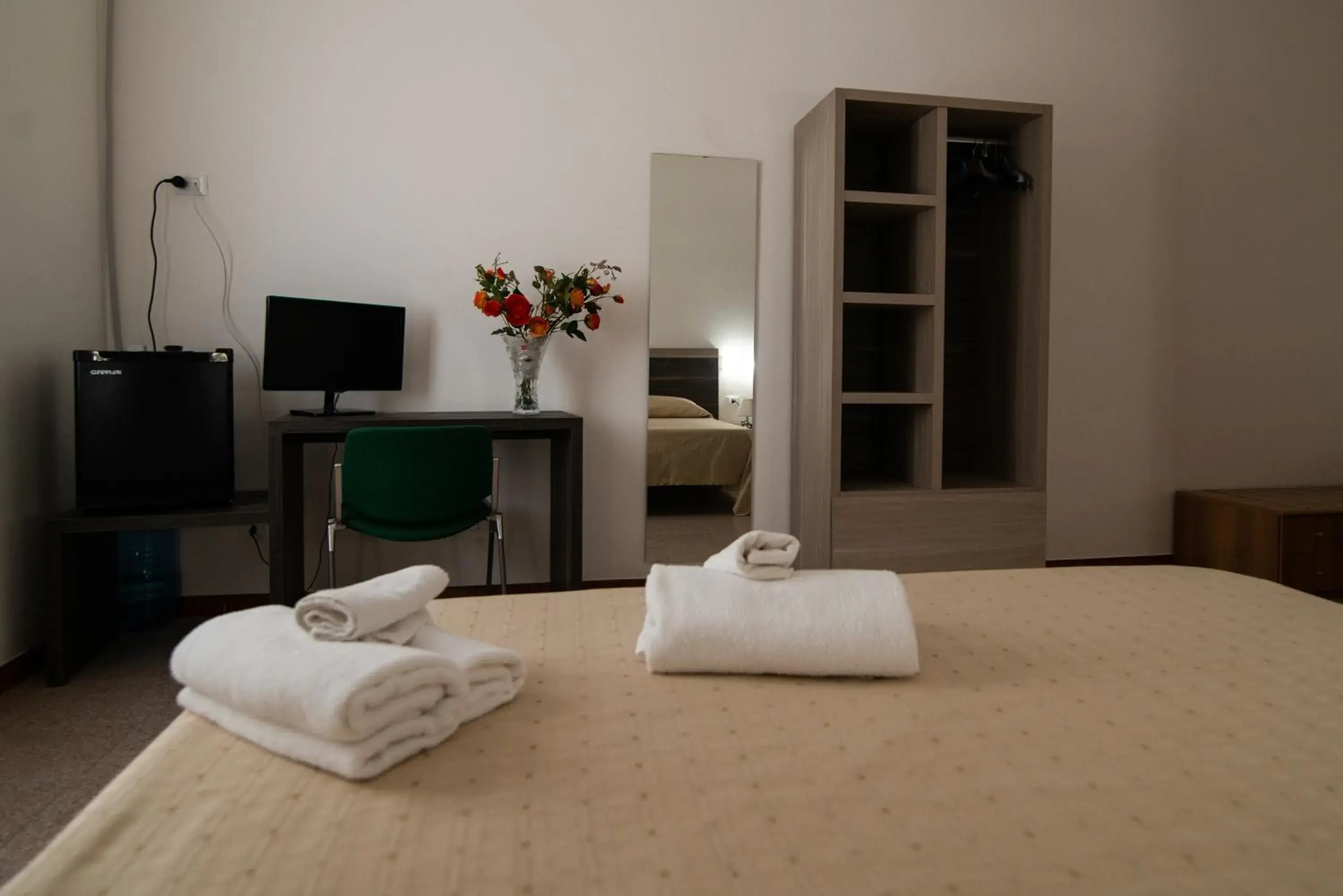Bed, TV/Entertainment Center in Hotel Virgilio
