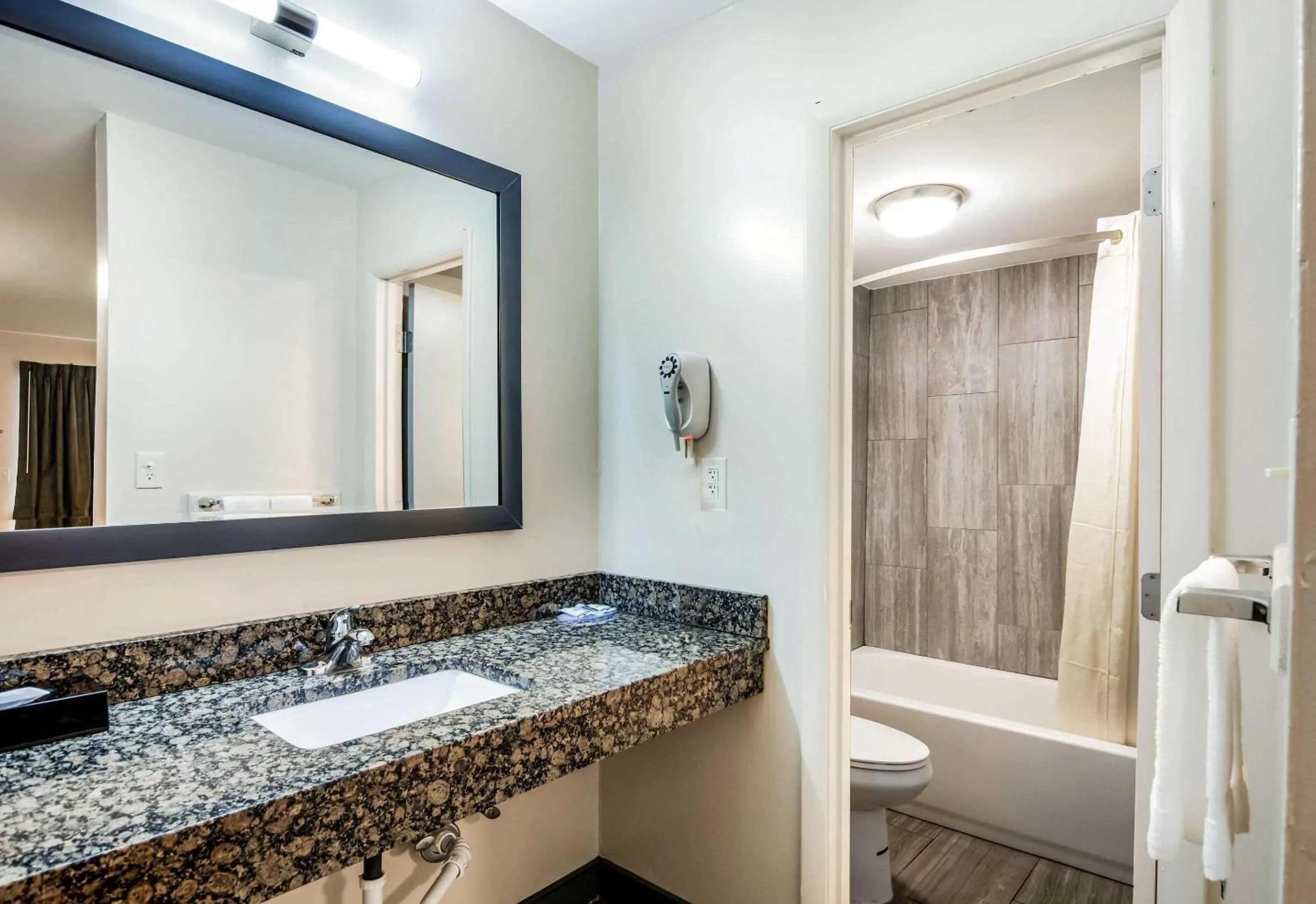 Bathroom in Brentwood Inn Richmond South