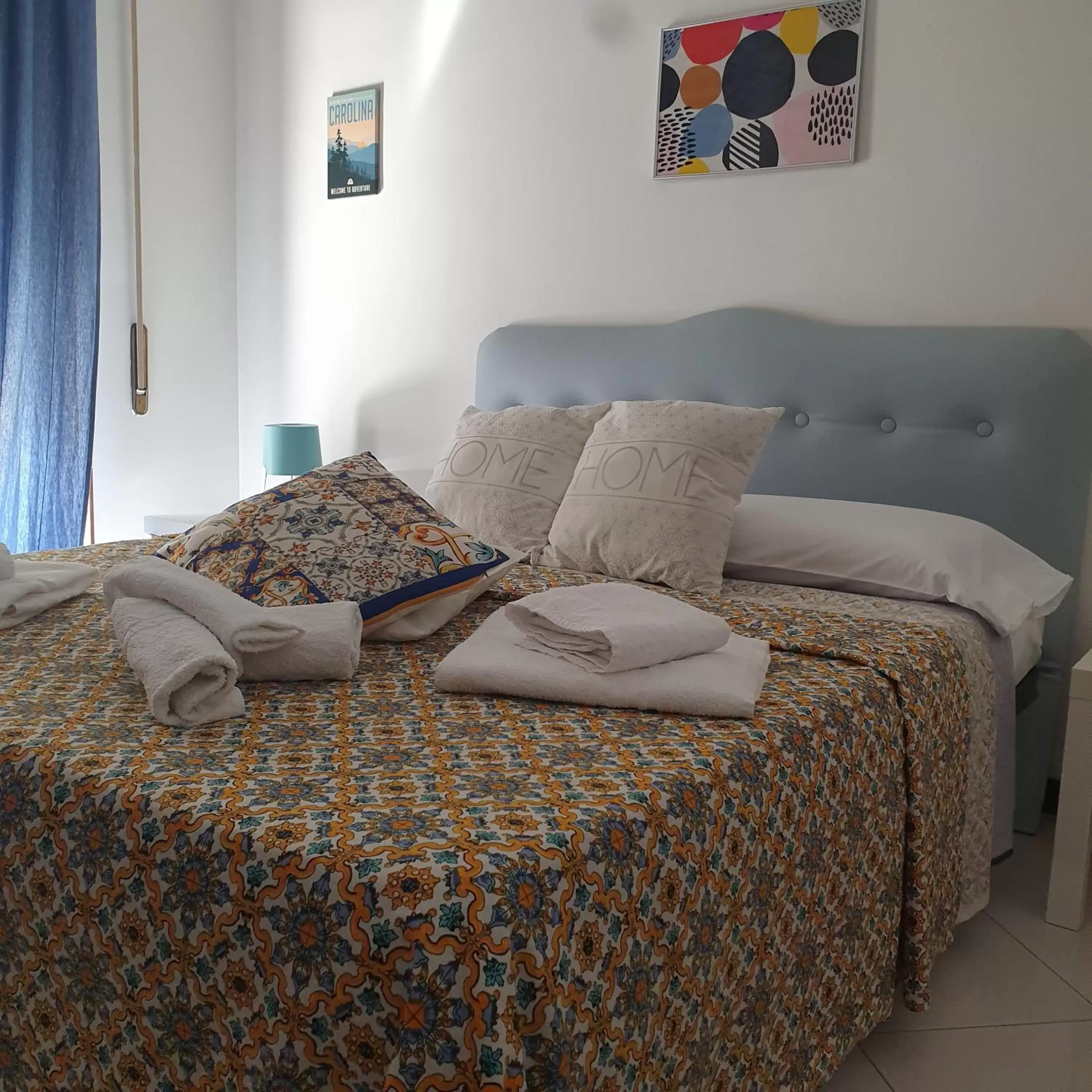 Photo of the whole room, Bed in Alba central City