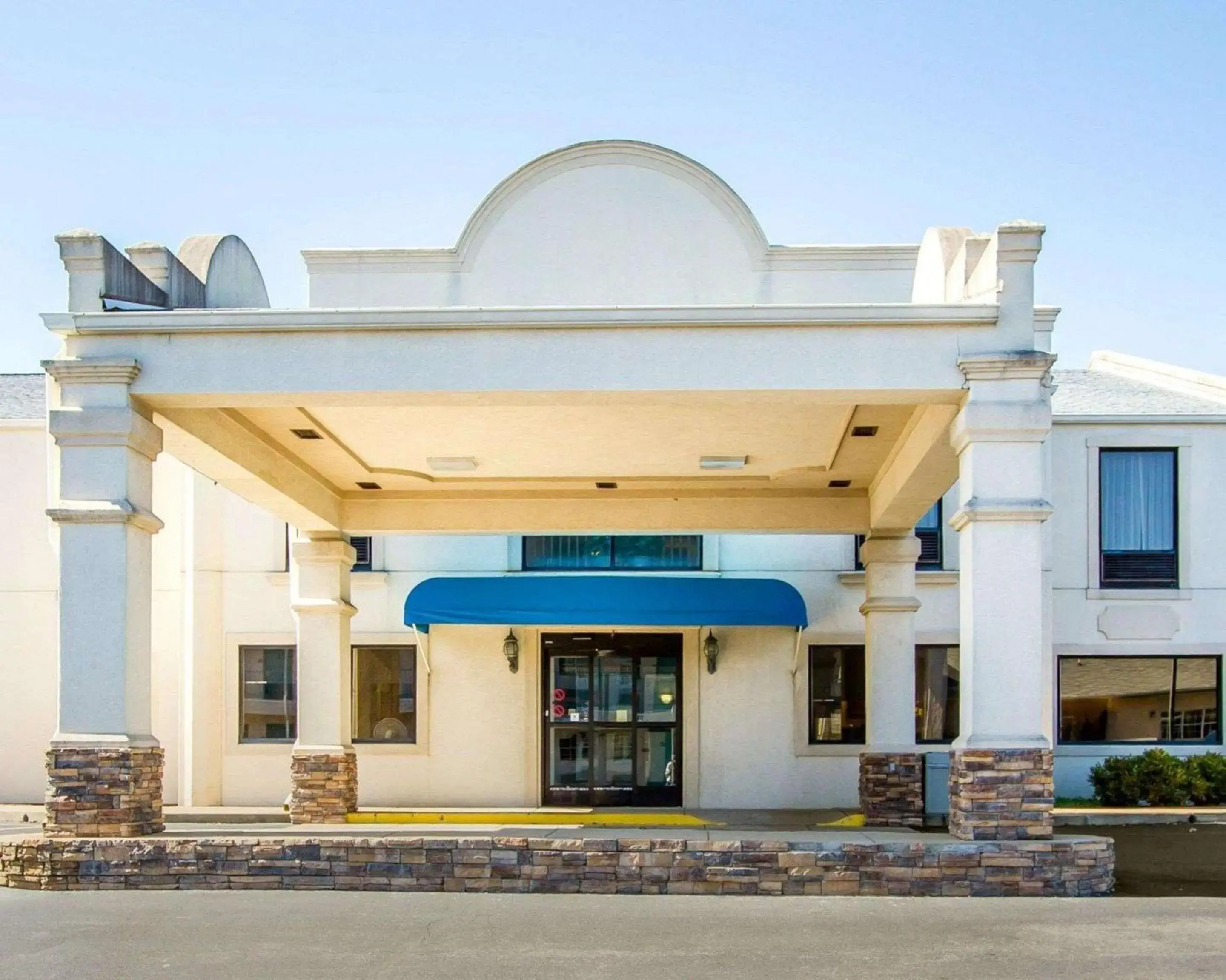 Property Building in Quality Inn Columbia
