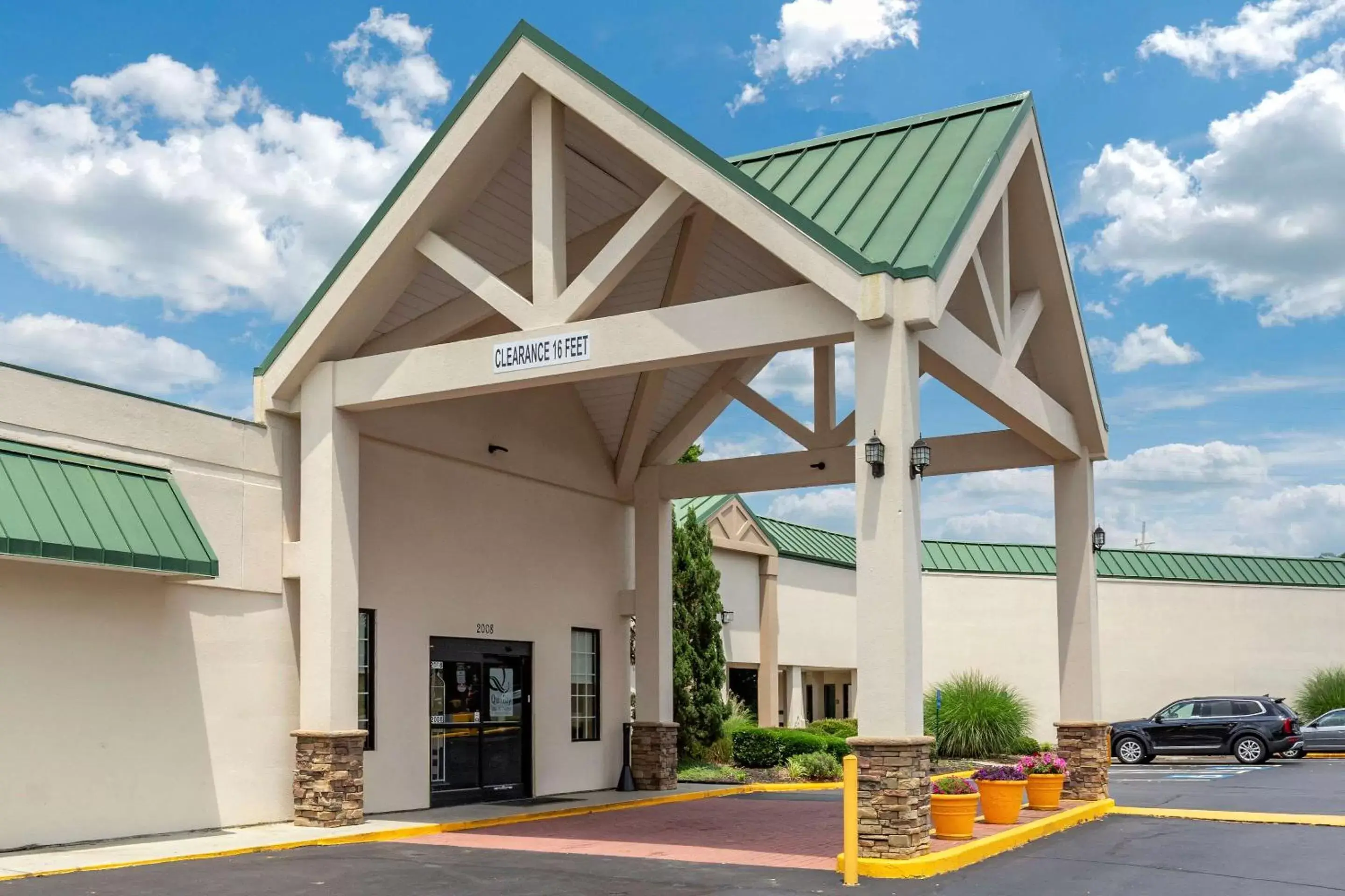 Property building, Facade/Entrance in Quality Inn & Suites Hanes Mall