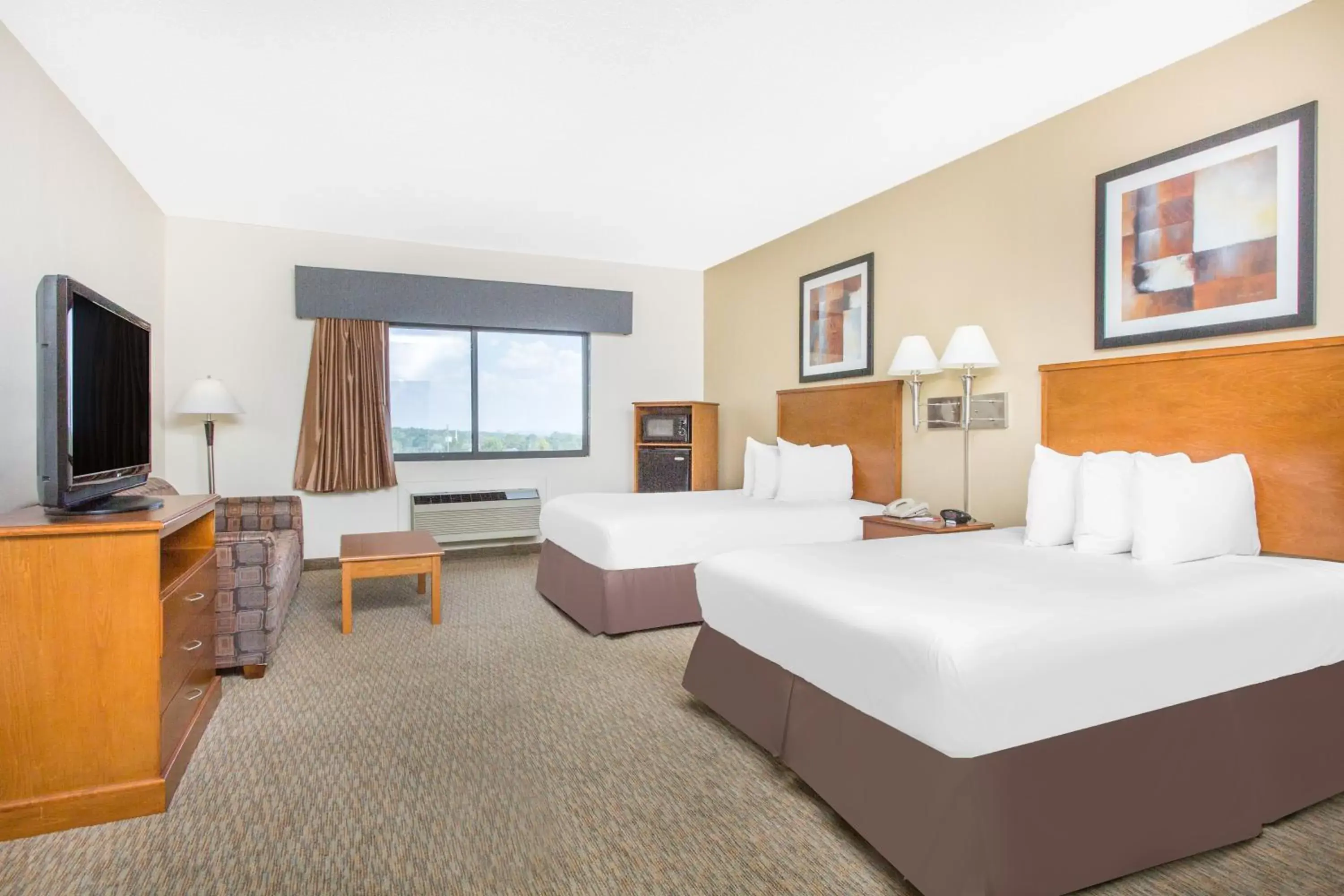 Bed in Days Inn by Wyndham Phenix City Near Fort Benning