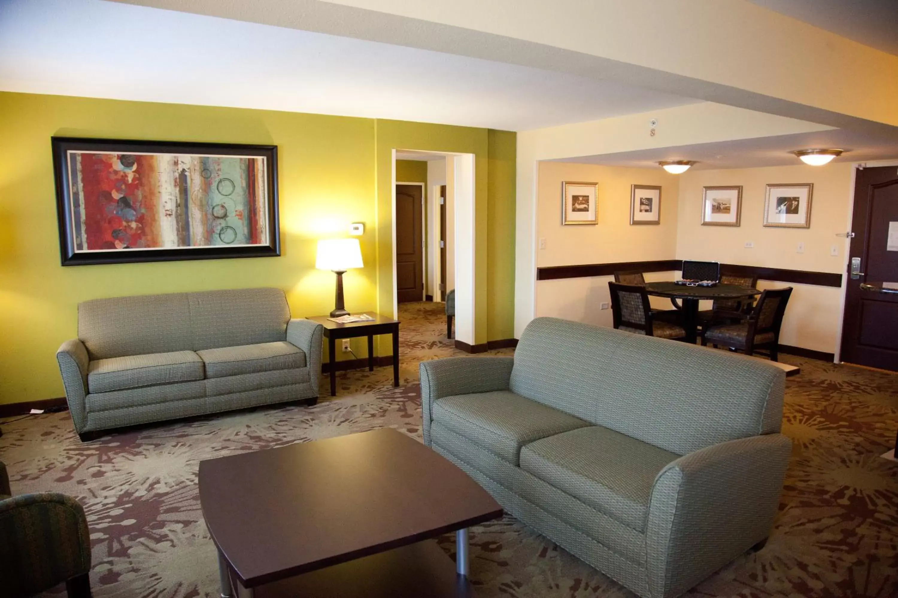 Bedroom, Seating Area in Holiday Inn Chicago North - Gurnee, an IHG Hotel