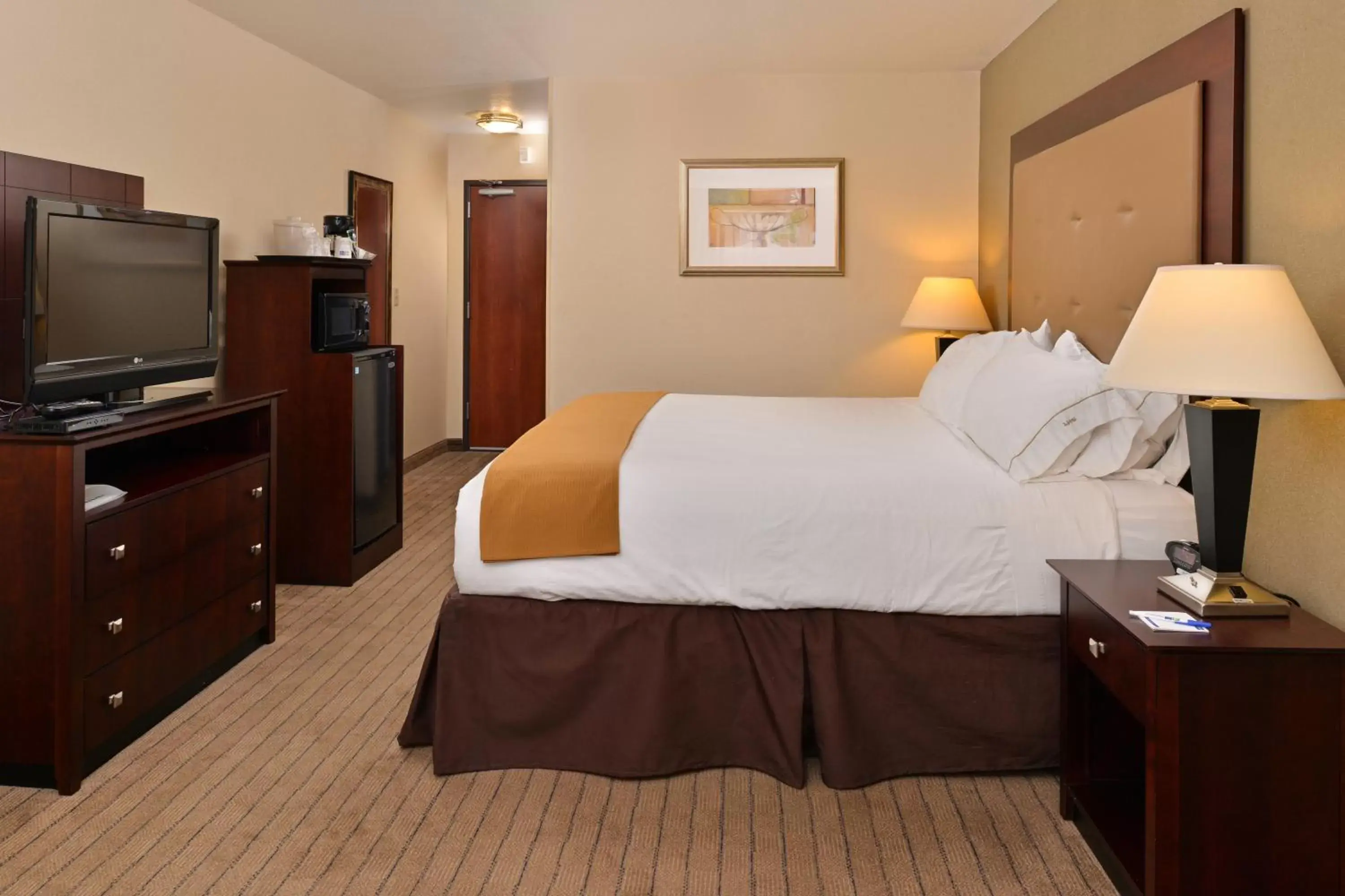 Photo of the whole room, Bed in Holiday Inn Express Portland South - Lake Oswego, an IHG Hotel