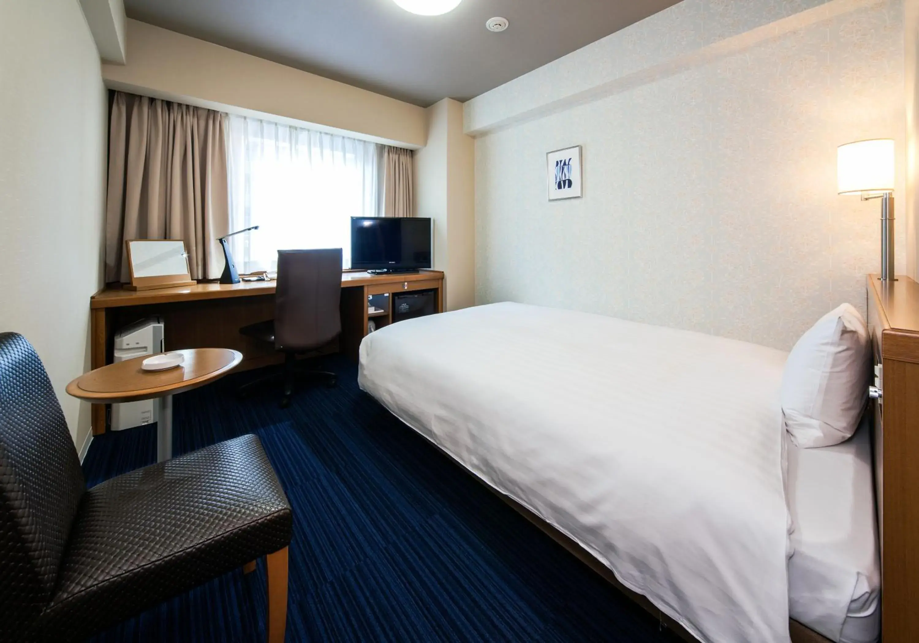 Photo of the whole room, Bed in Daiwa Roynet Hotel Kobe-Sannomiya