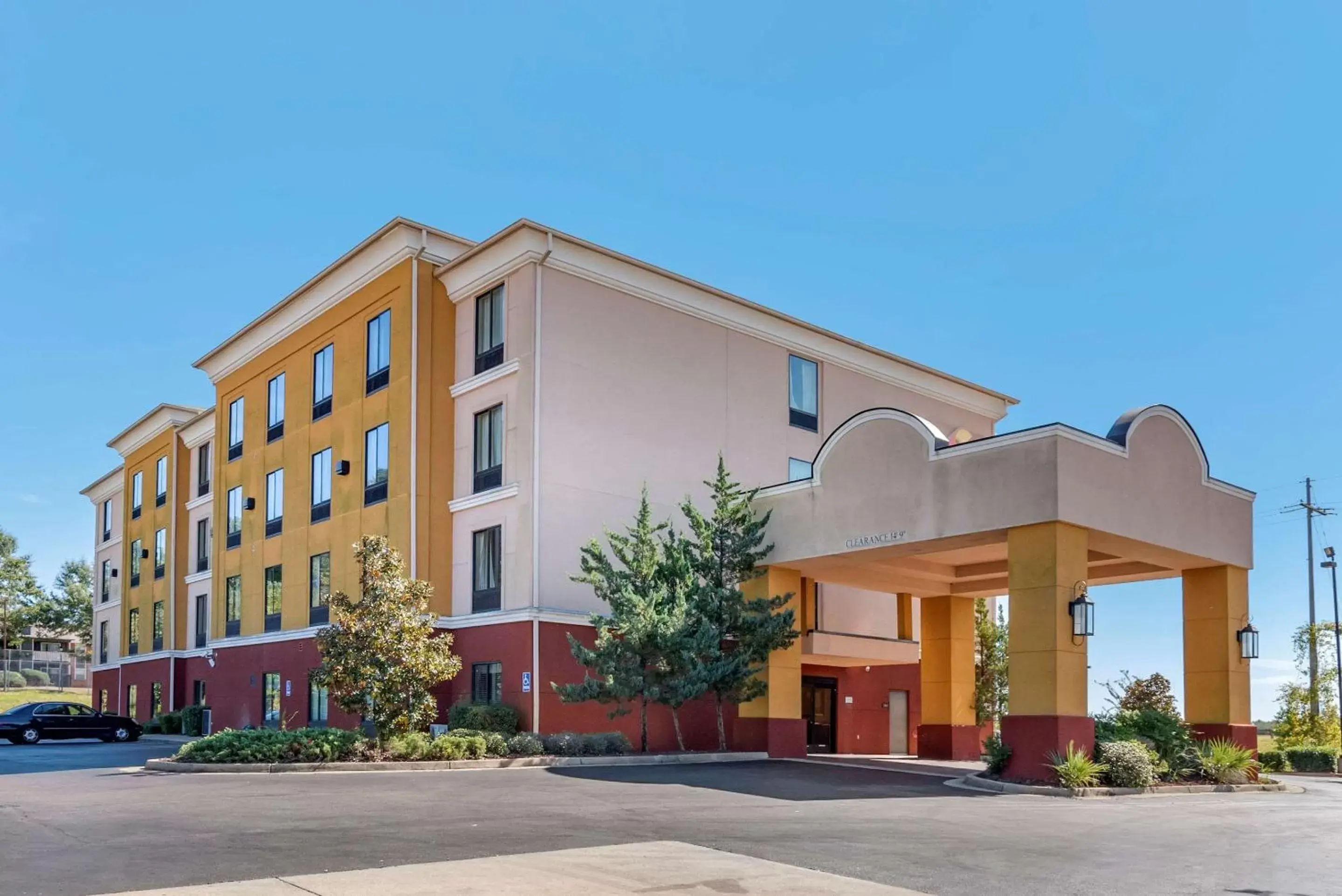 Property Building in Comfort Inn & Suites Clinton