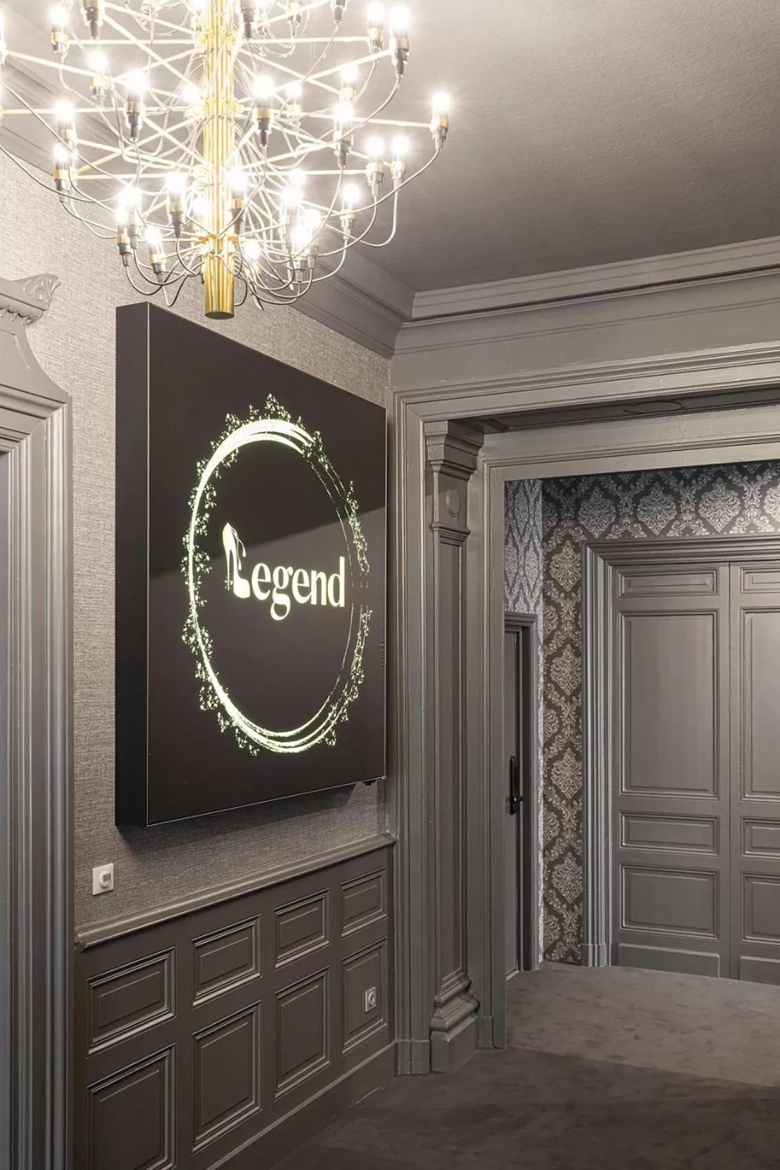 Property logo or sign, Property Logo/Sign in Legend Majestic Superbe Love Room - Jacuzzi - Champagne - Romantisme - parking privé