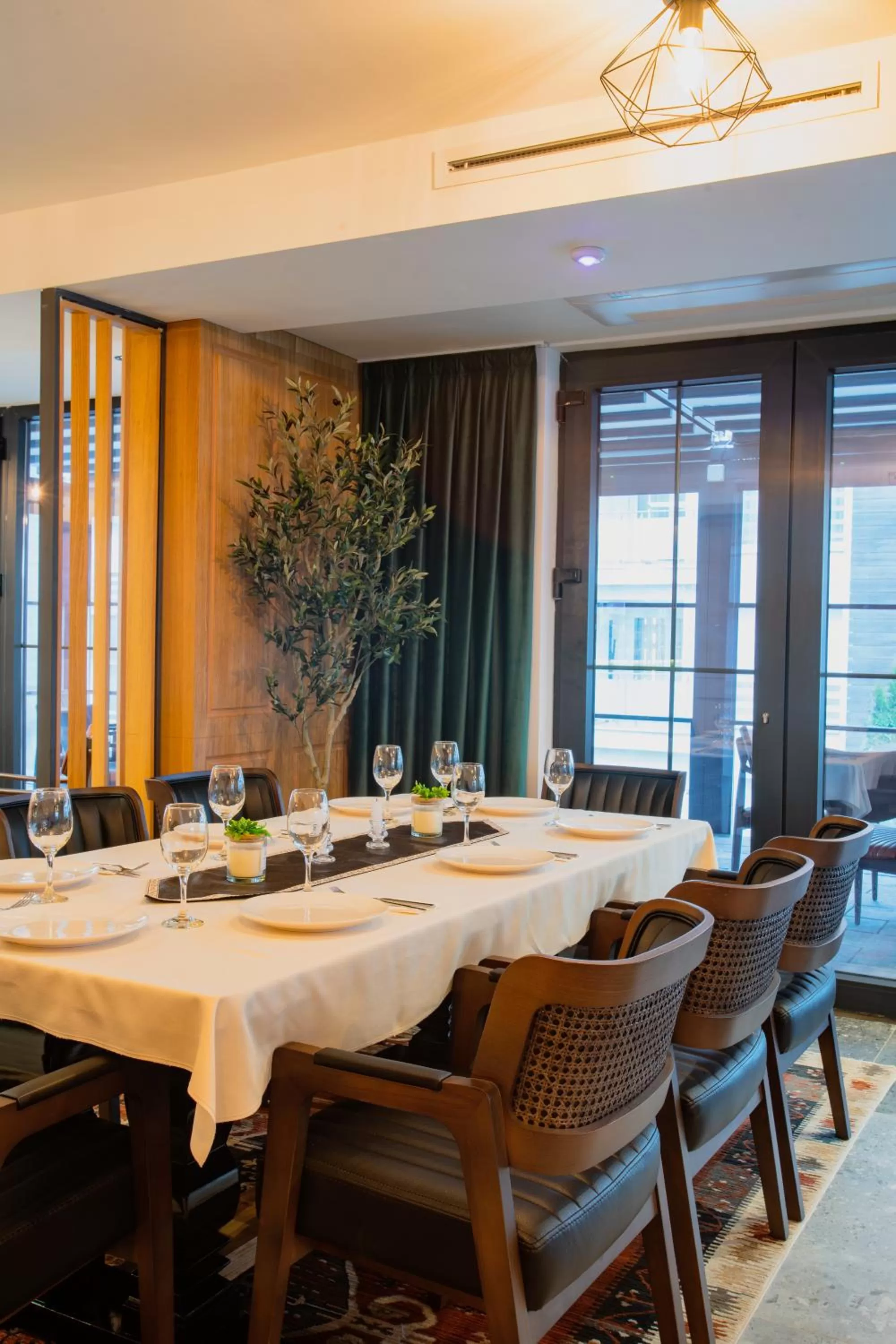 Restaurant/places to eat in Ador Hotel