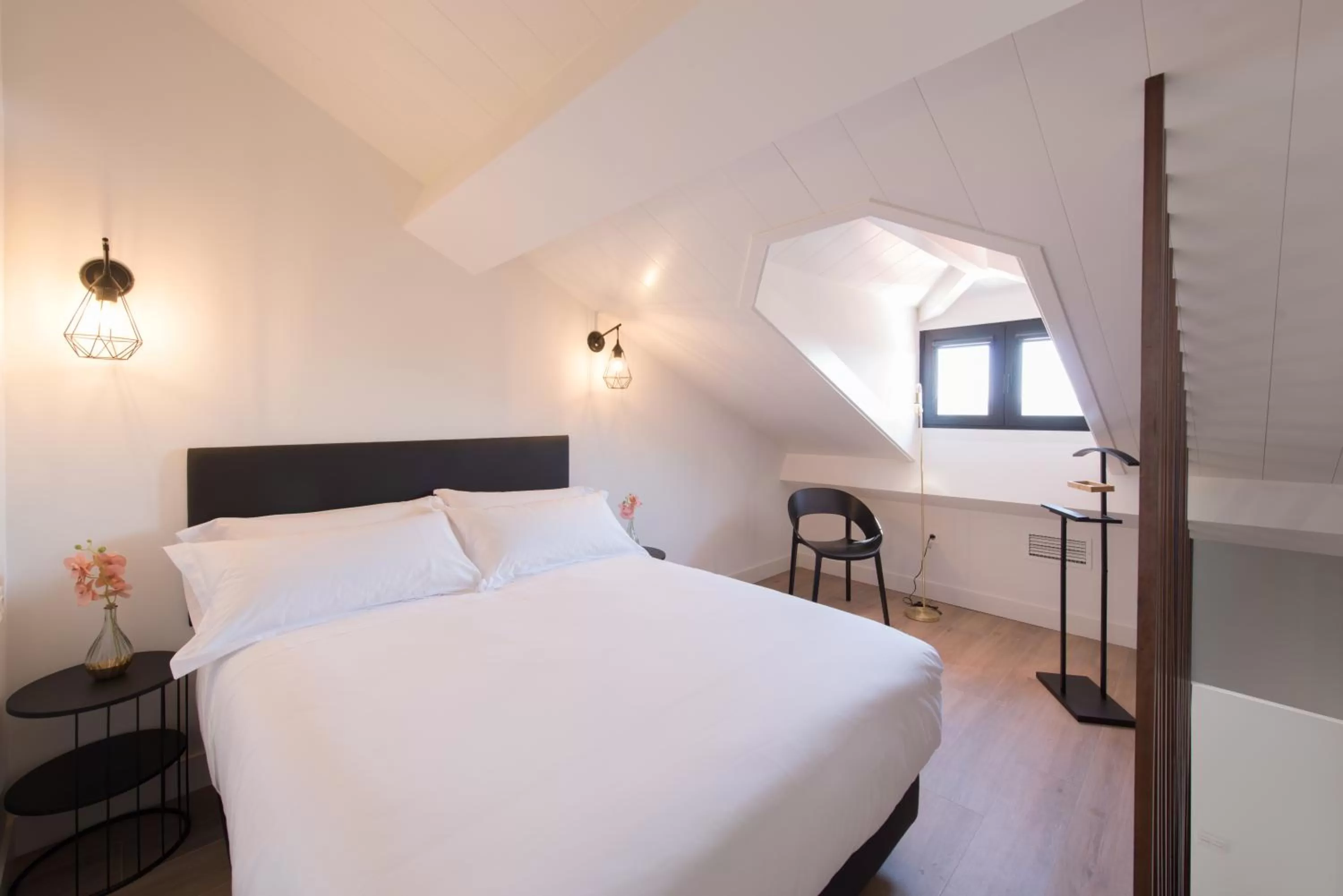 Photo of the whole room, Bed in Santa Catalina Suites Gijón