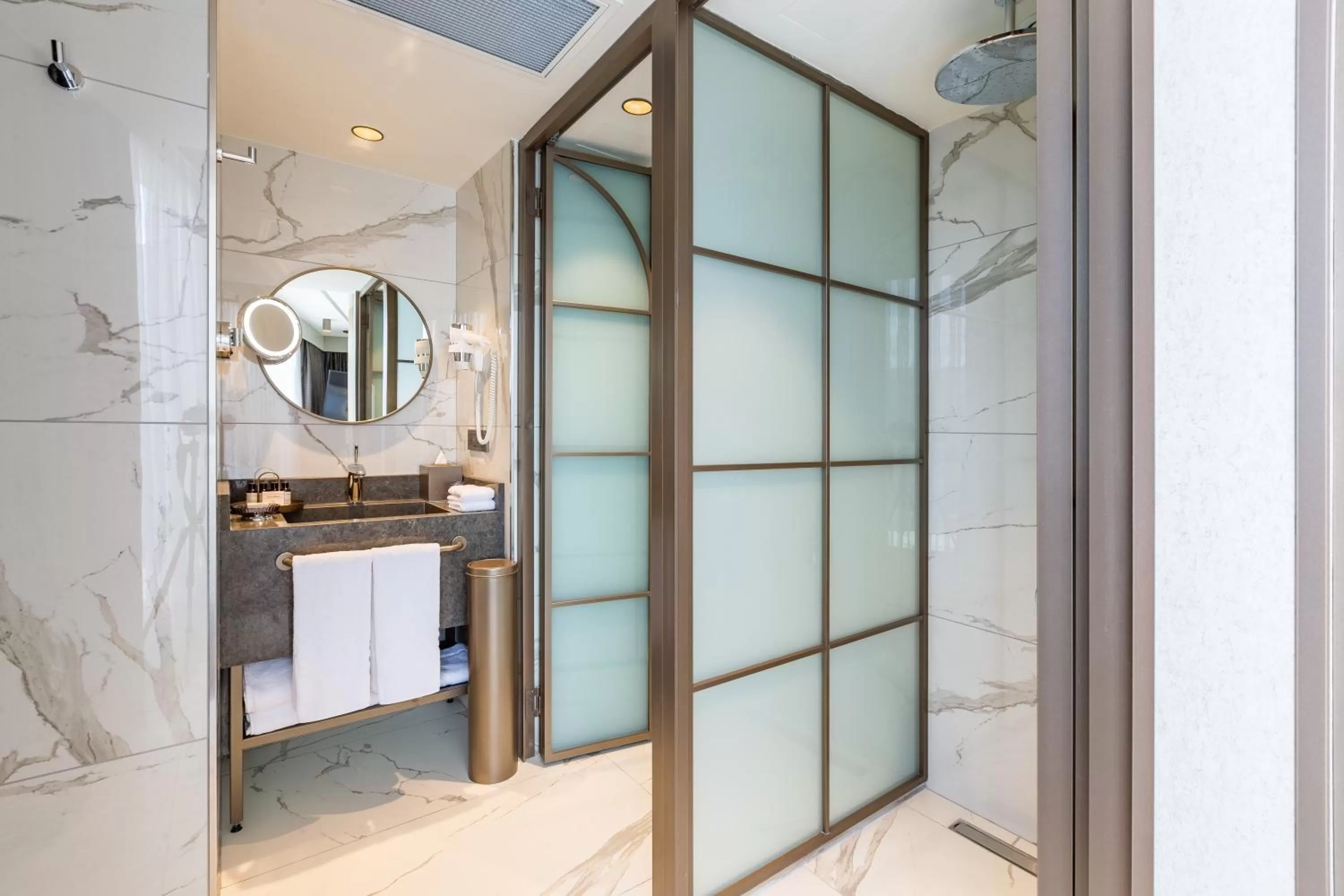 Toilet in Stayso The House Hotel