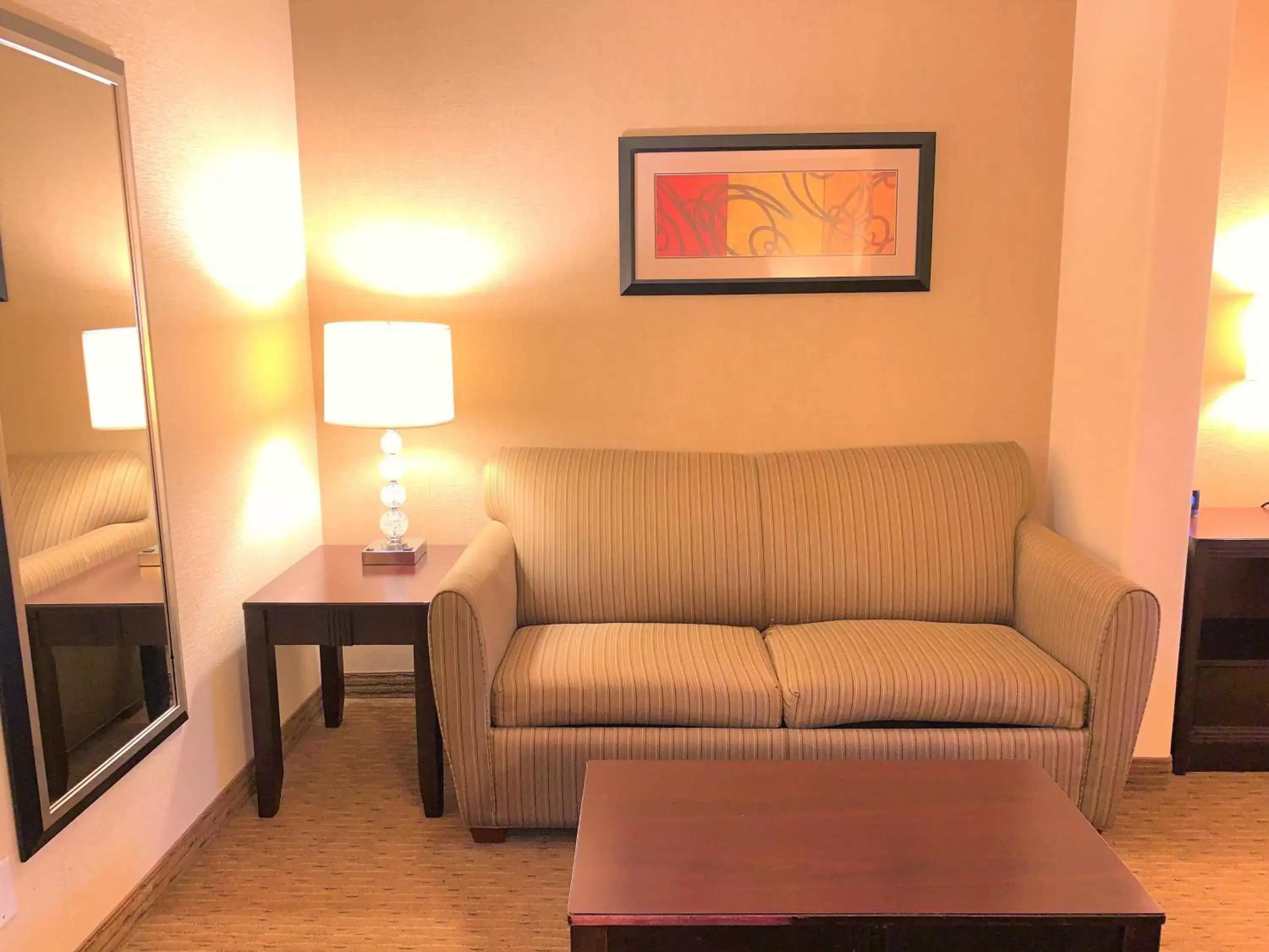Photo of the whole room, Seating Area in Holiday Inn Express Fresno Northwest - Herndon, an IHG Hotel
