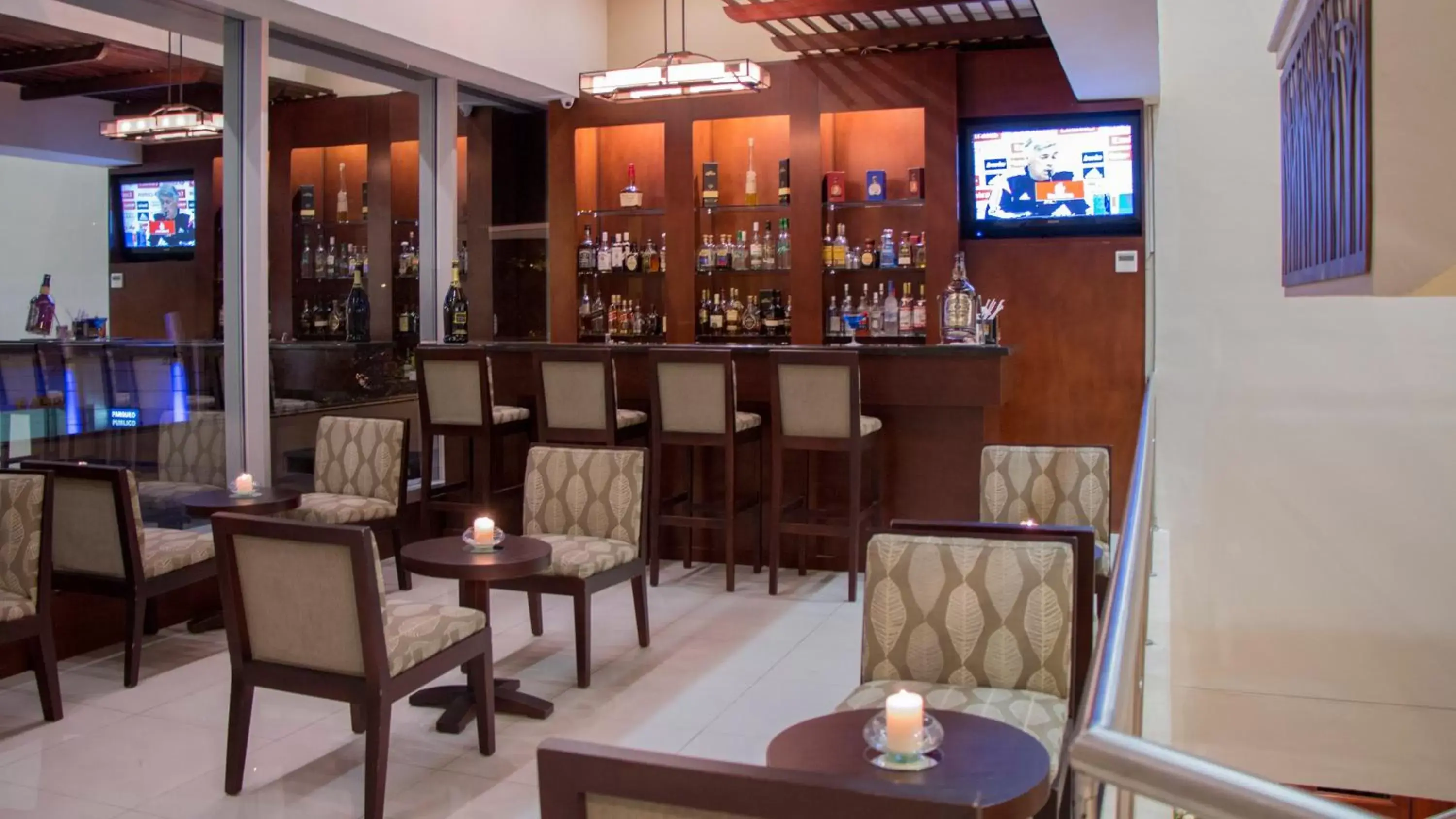 Lounge or bar, Lounge/Bar in Holiday Inn Guatemala, an IHG Hotel