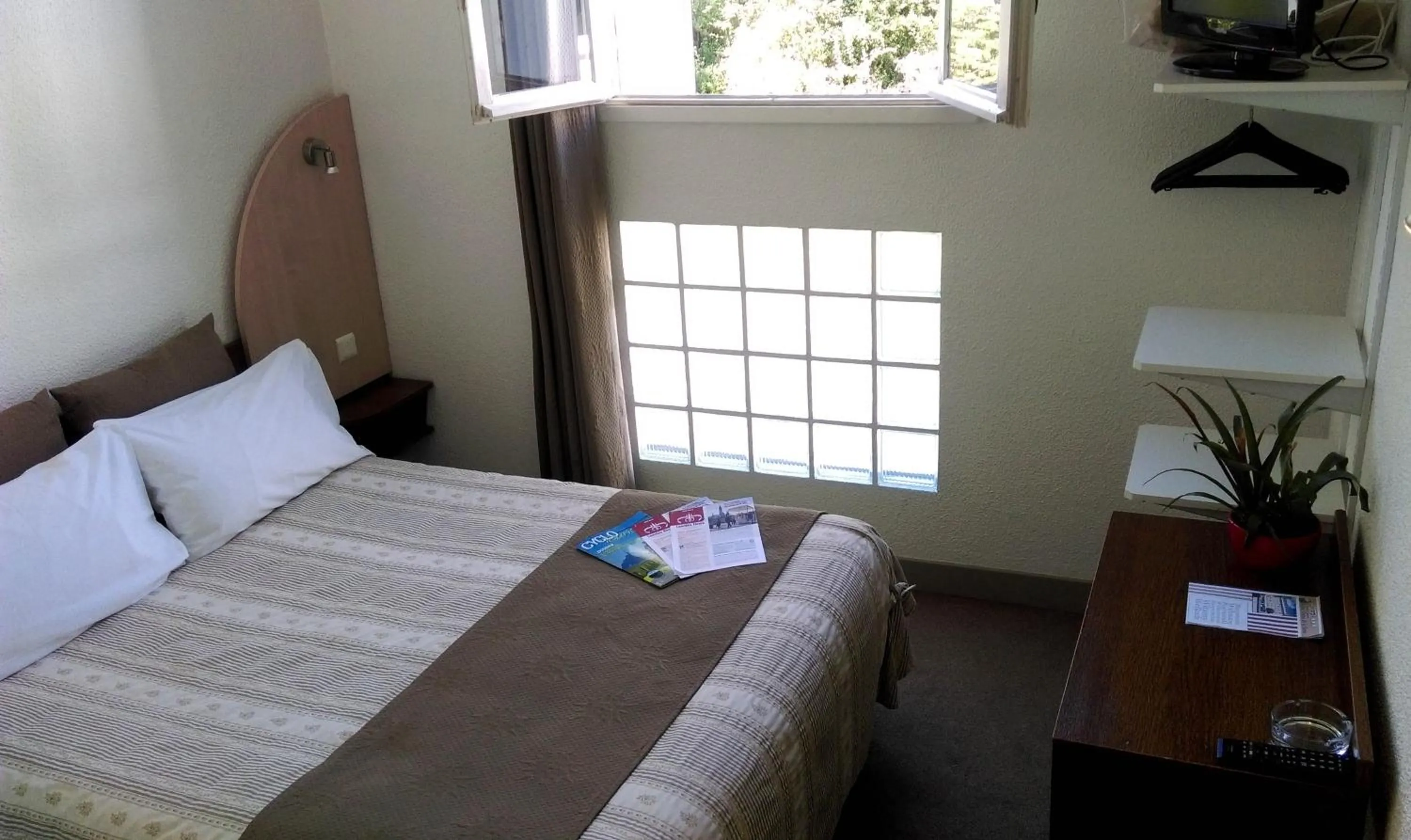 Day, Bed in Adonis Lourdes - Notre Dame de la Sarte