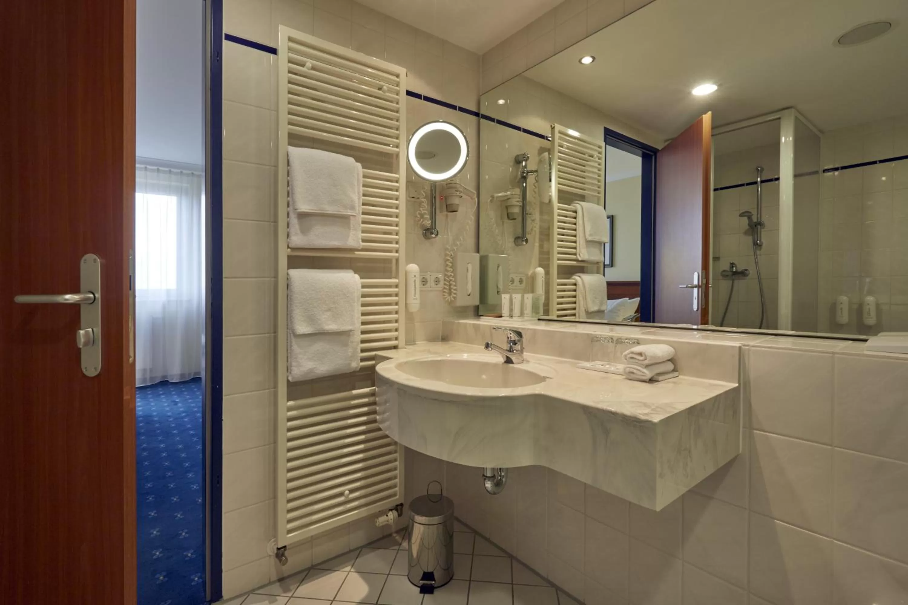 Bathroom in H4 Hotel Kassel City, Trademark Collection by Wyndham