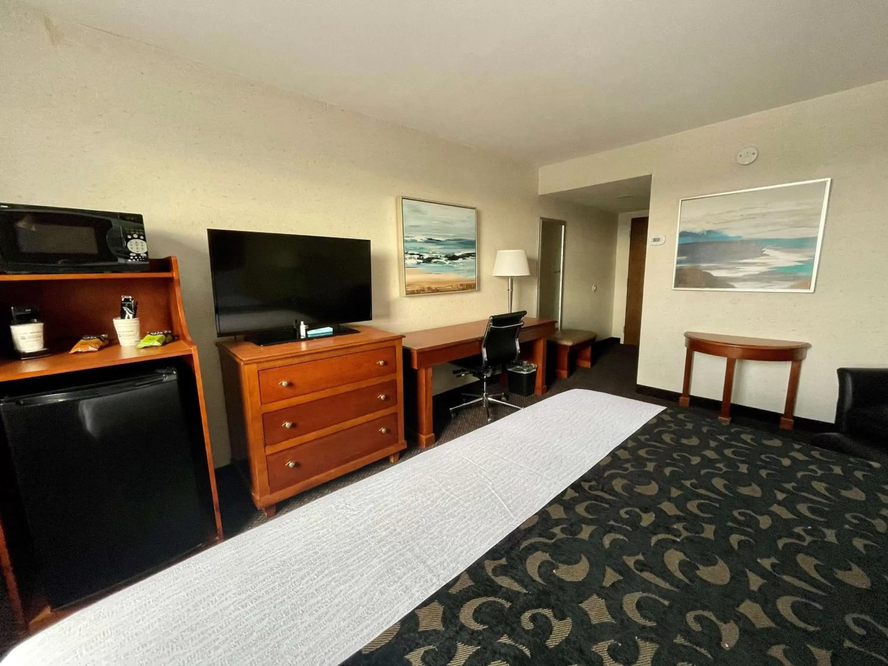 Photo of the whole room, TV/Entertainment Center in Best Western Plus Waterville Grand Hotel
