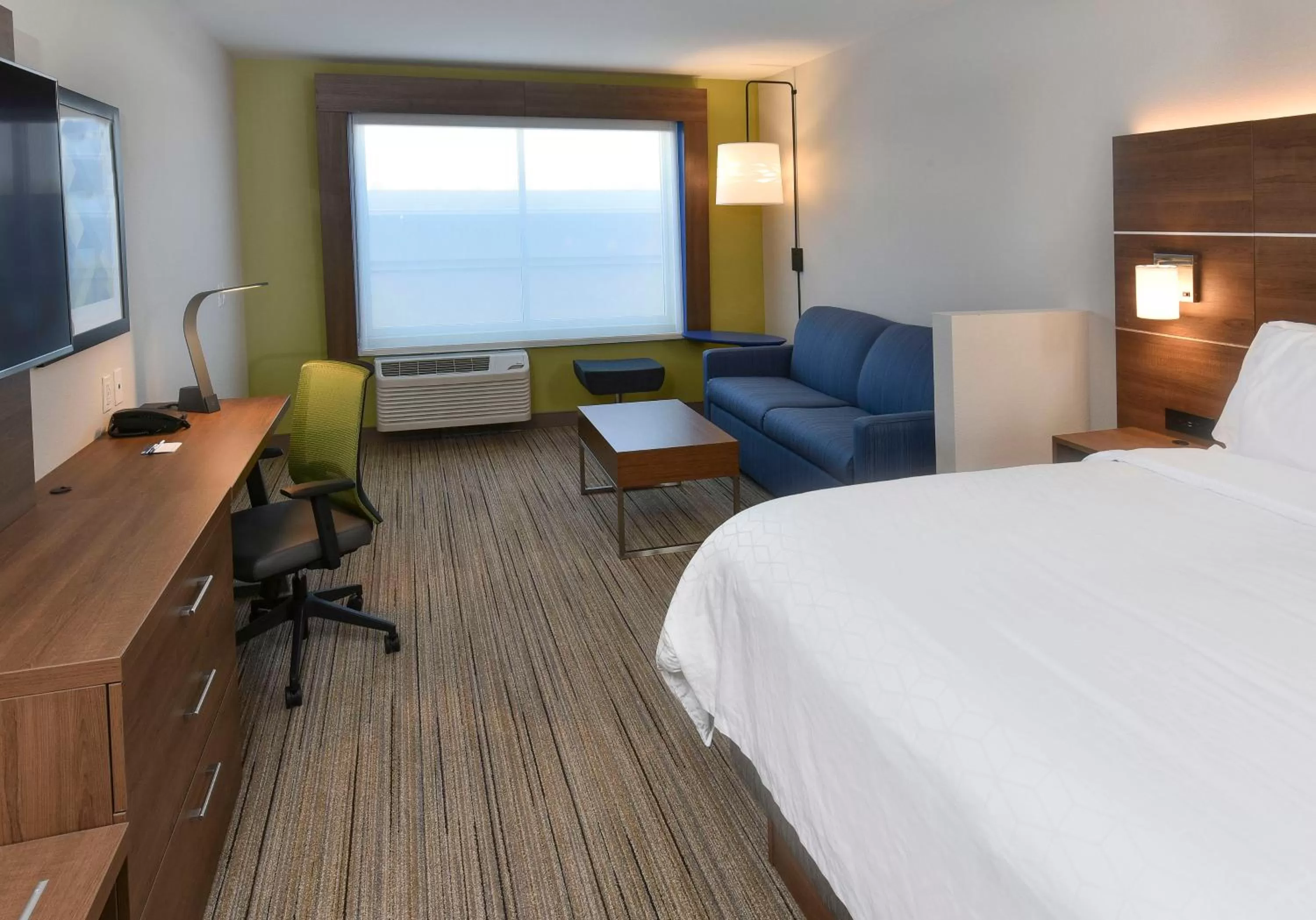 Photo of the whole room, Bed in Holiday Inn Express & Suites - Madisonville by IHG