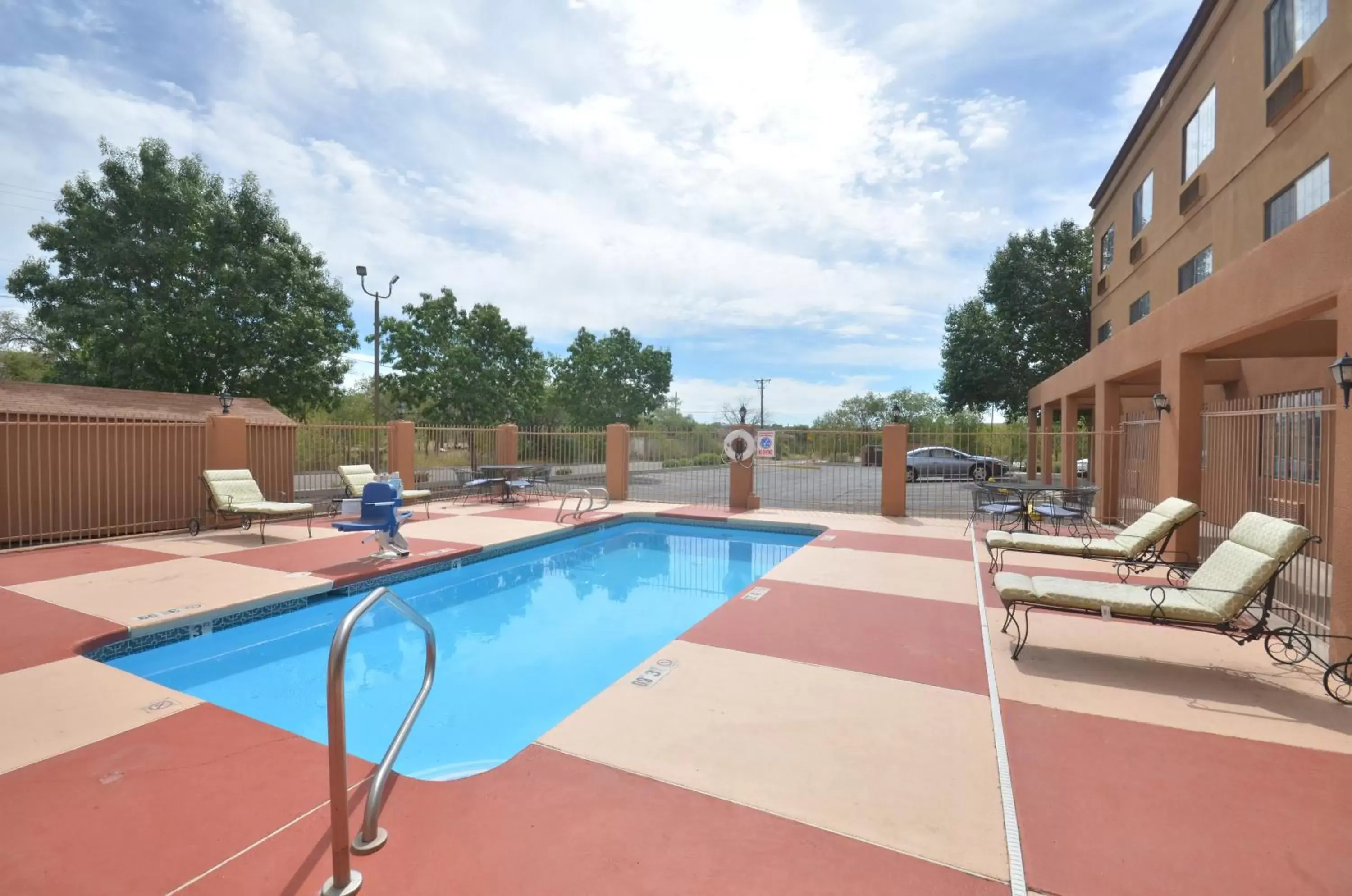Pool view in Ramada by Wyndham Santa Fe Pool view in Ramada by Wyndham Santa Fe