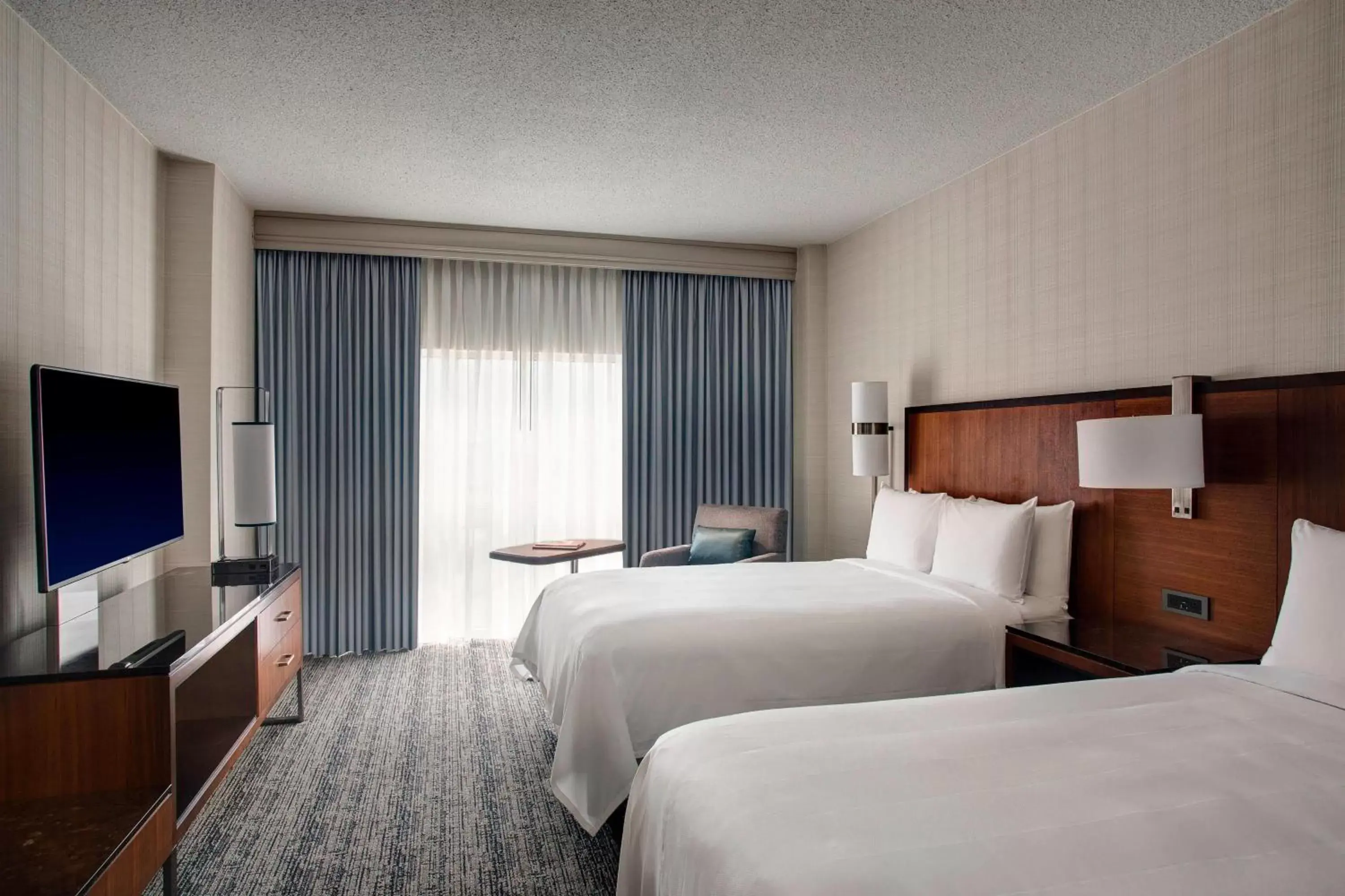 Photo of the whole room, Bed in Houston Airport Marriott at George Bush Intercontinental