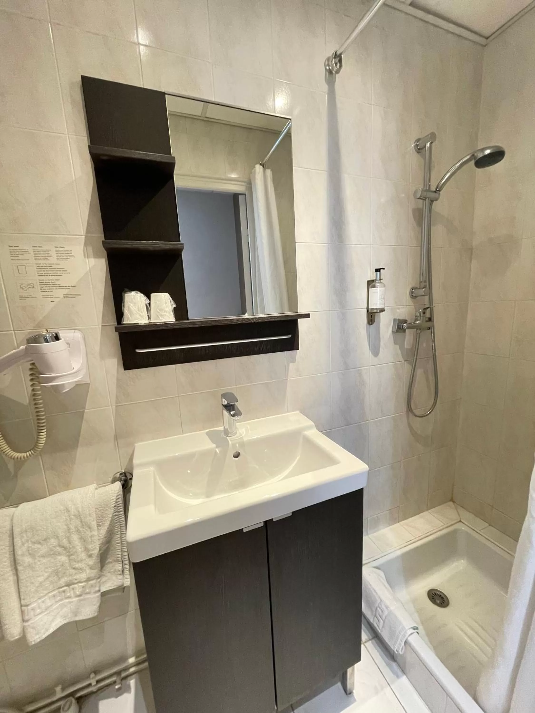 Shower in Hotel de La Comédie