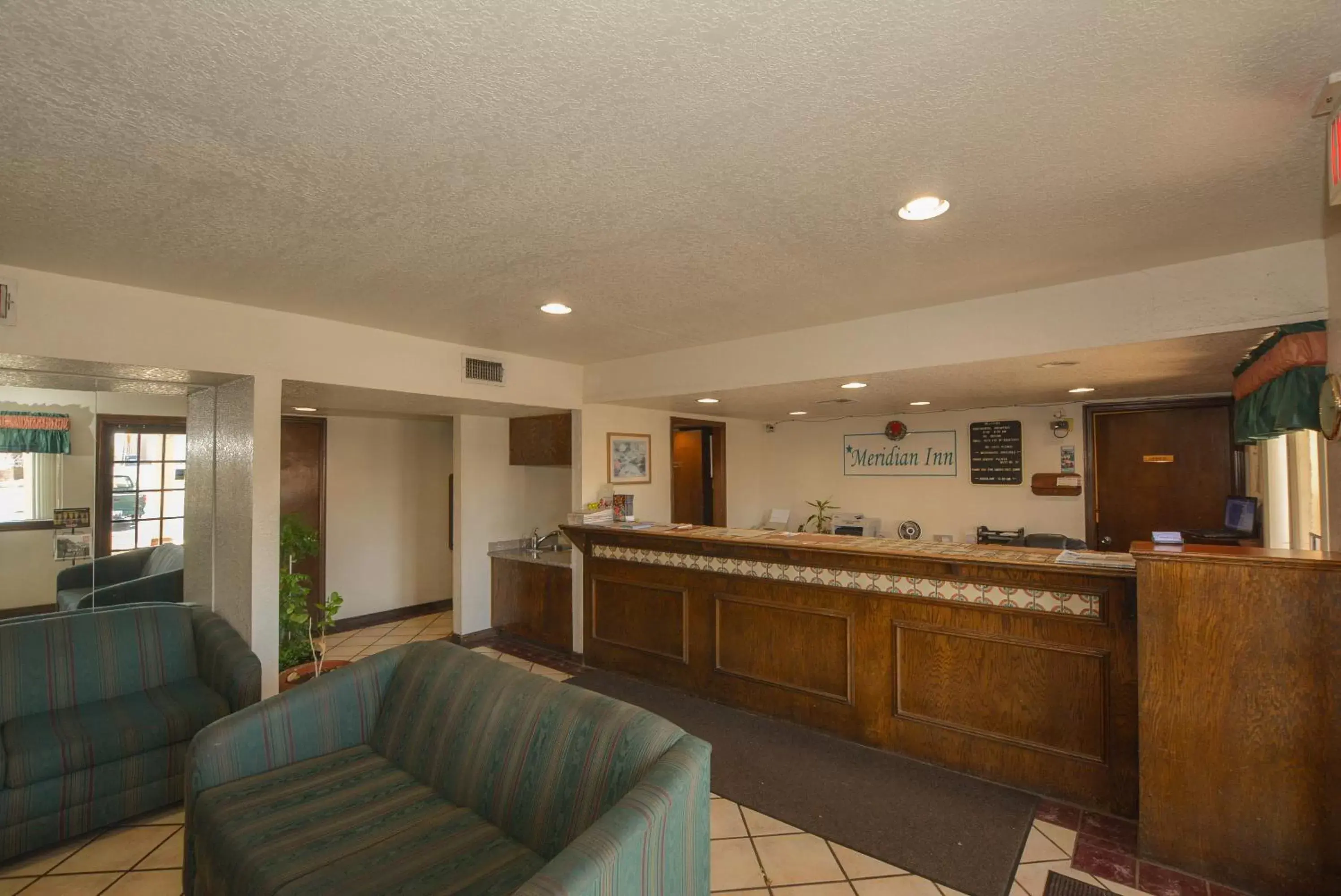 Lobby or reception in Meridian Inn Oklahoma City Airport