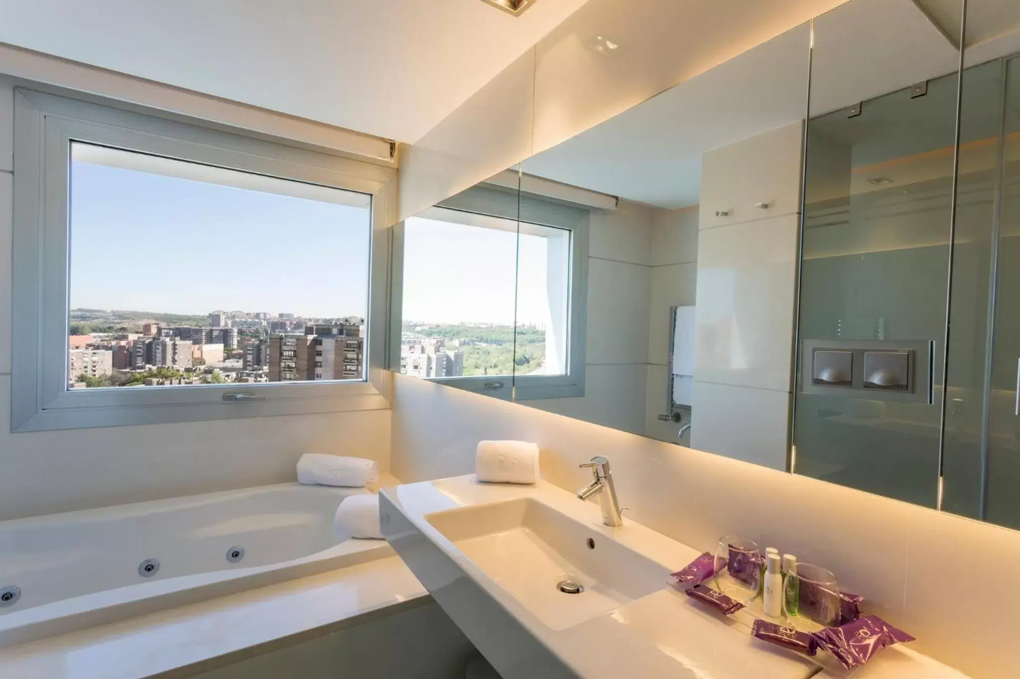 Photo of the whole room, Bathroom in Madrid - Retiro, an IHG Hotel