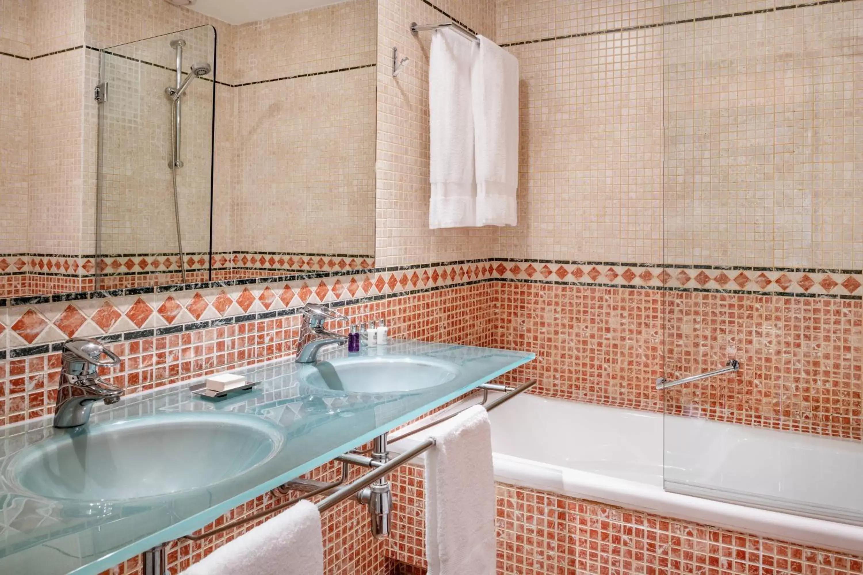 Bathroom in Hotel Palacio de Santa Paula, Autograph Collection