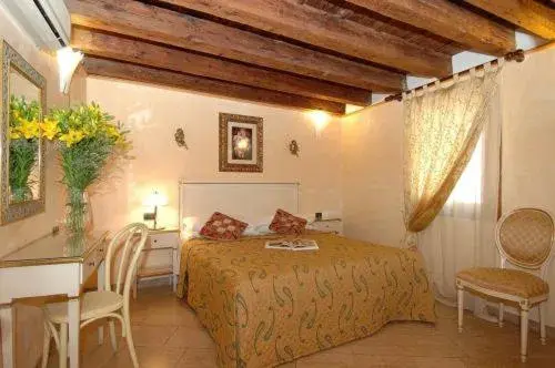 Photo of the whole room, Bed in Ca' Due Leoni