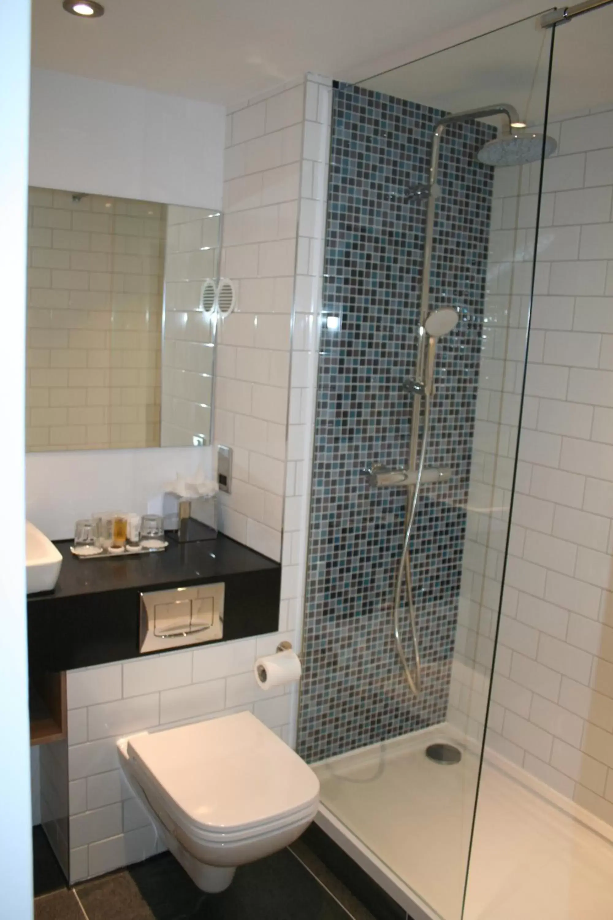 Bathroom in Holiday Inn South Normanton M1, Jct.28, an IHG Hotel