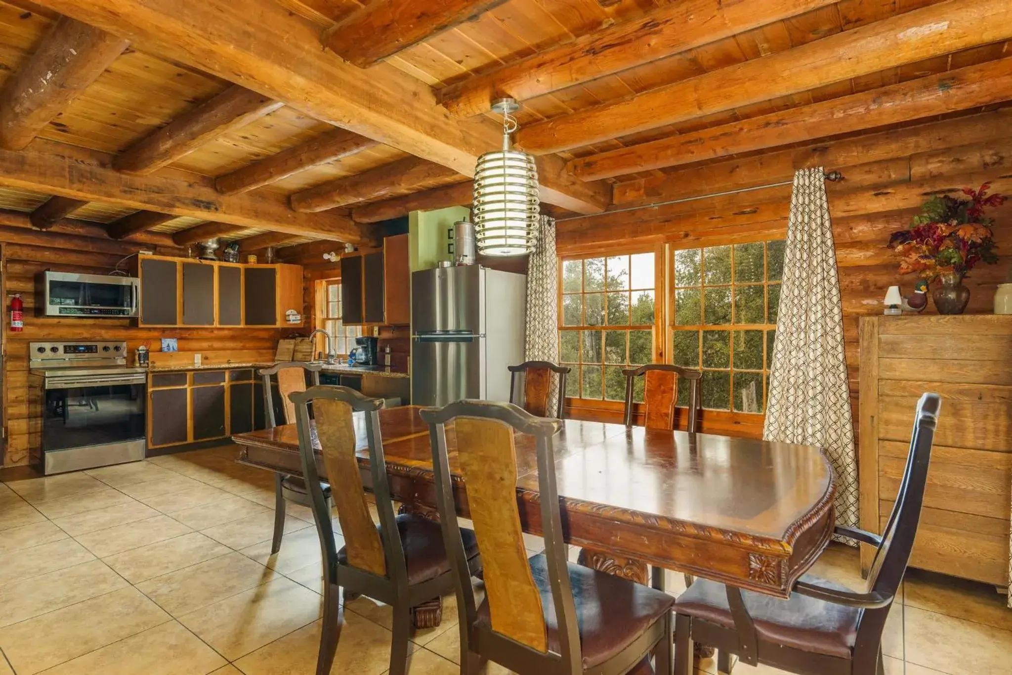 Dining Area in Mountain Trail Lodge and Vacation Rentals