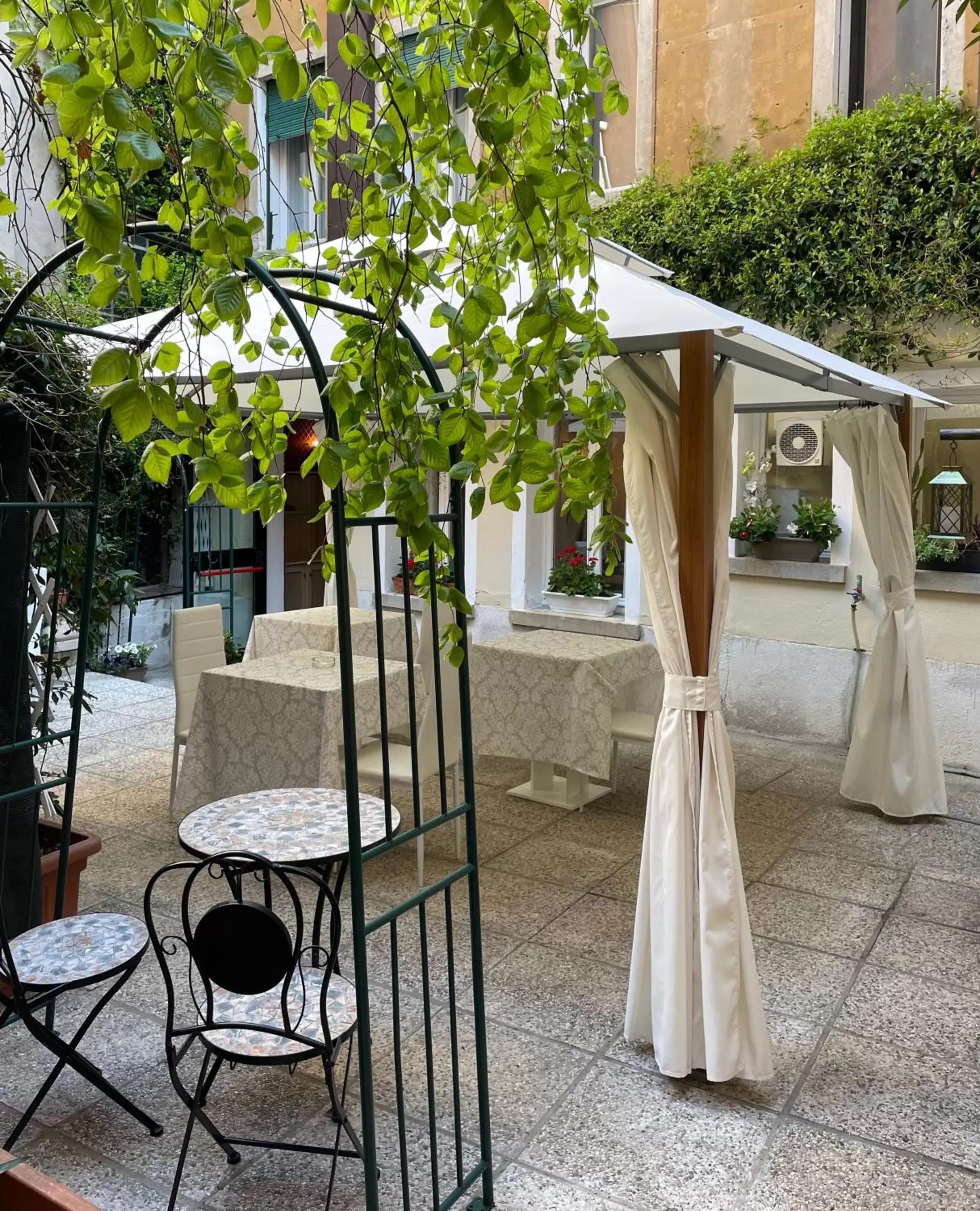 Patio, Banquet Facilities in Hotel Apostoli Garden