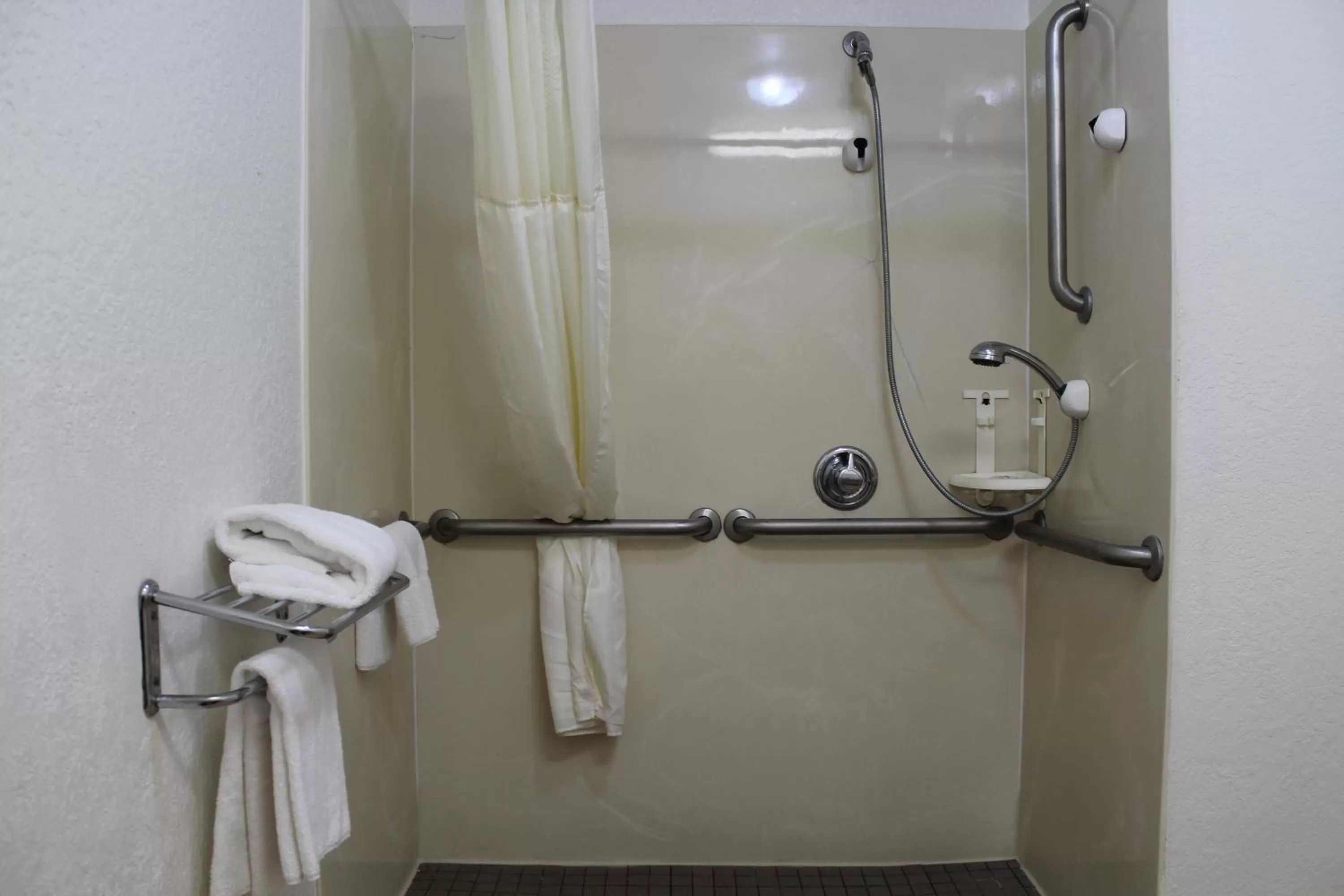Shower in Quality Inn Florida City - Gateway to the Keys