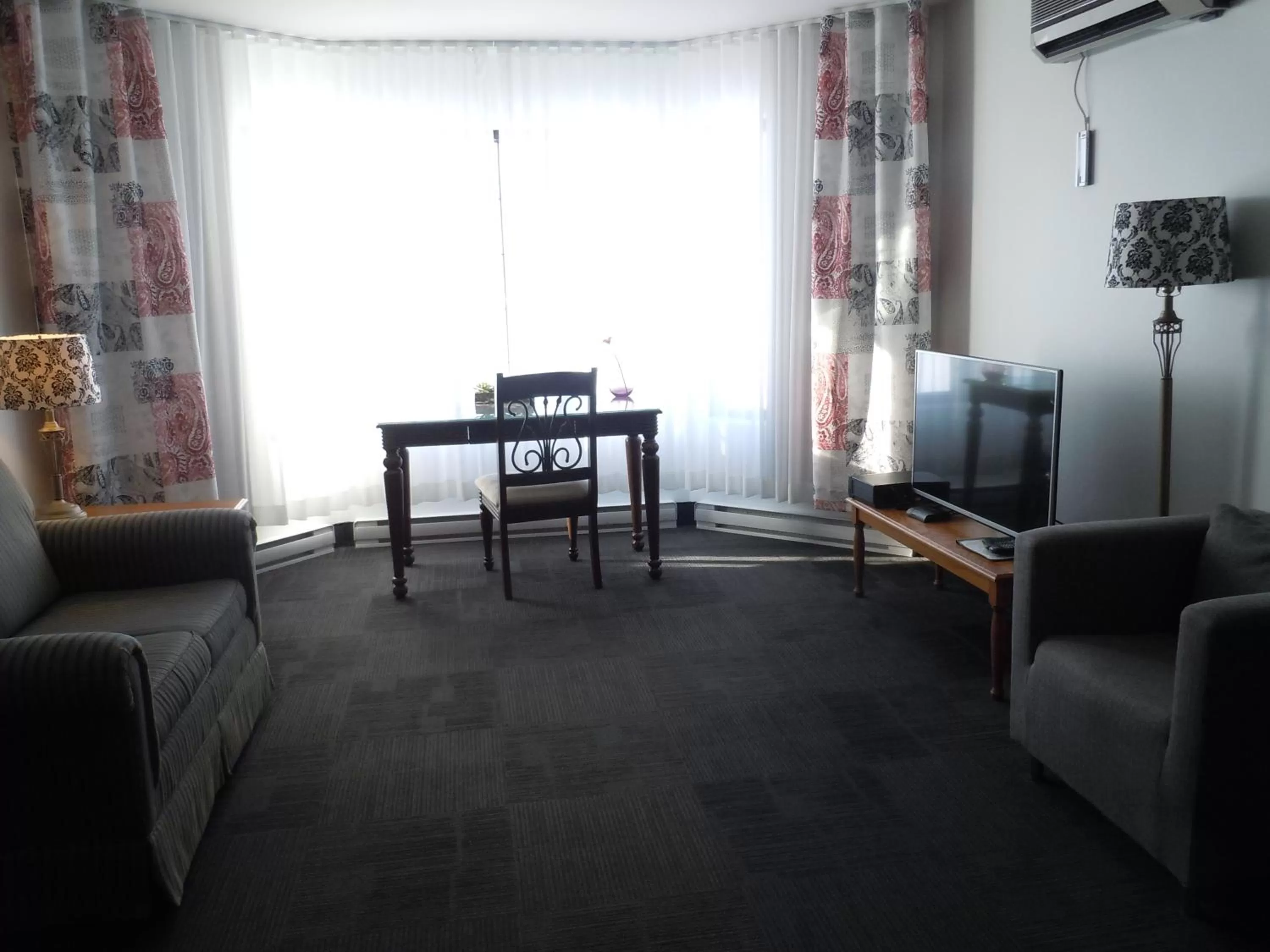 Superior Queen Room- Partial view in L'Auberge Du Lac St-Pierre