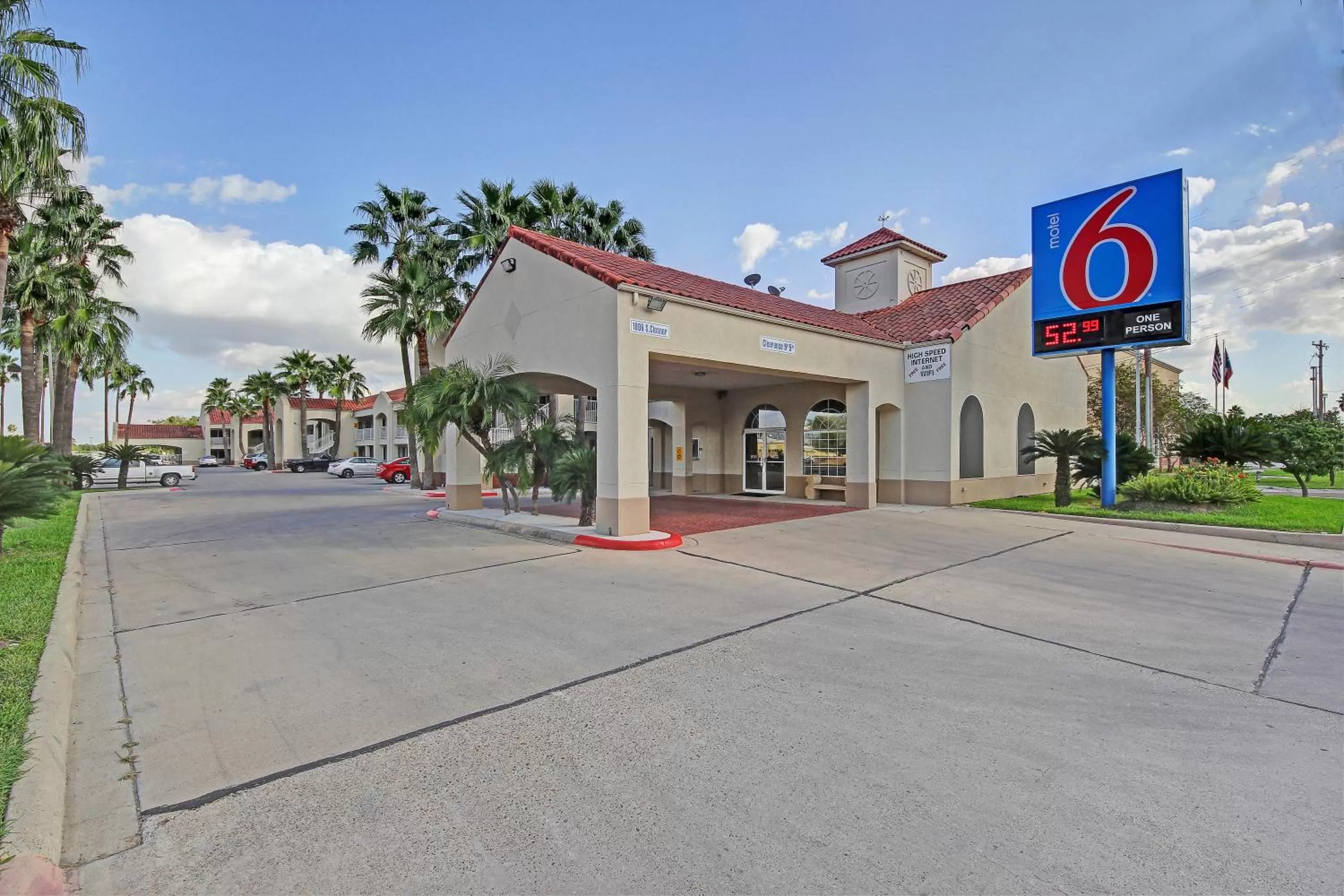 Property building in Motel 6-Edinburg, TX
