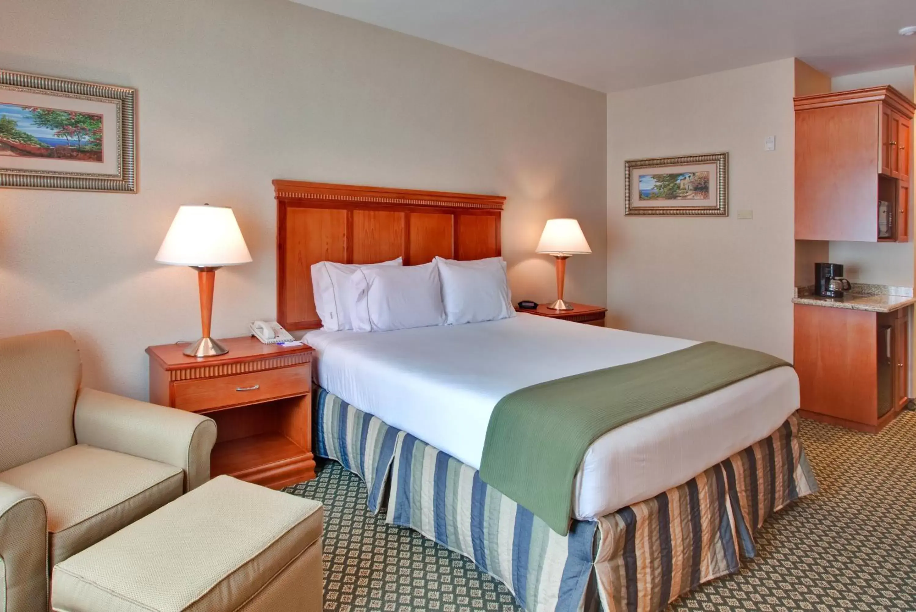 Photo of the whole room, Bed in Holiday Inn Express Hotel & Suites Ontario Airport-Mills Mall, an IHG Hotel