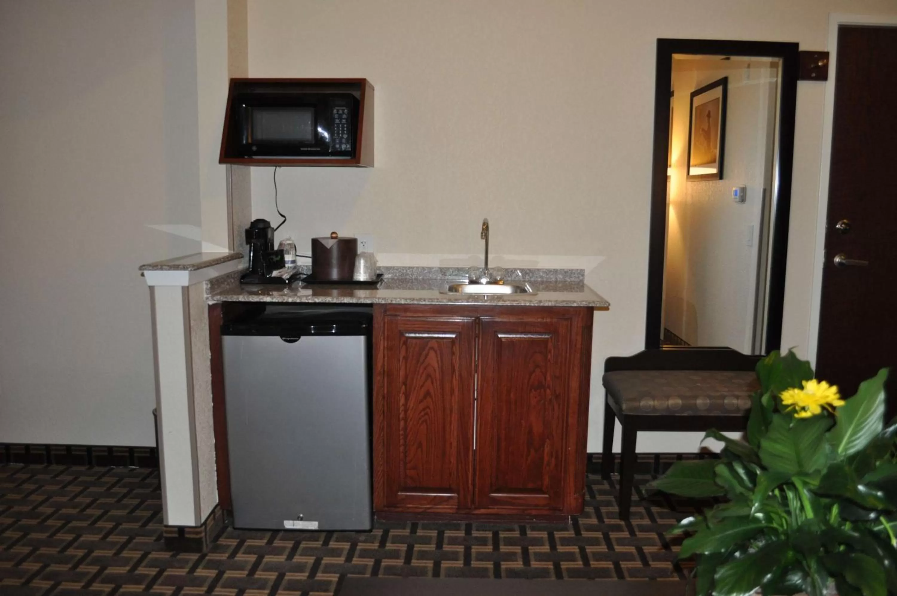King Room with Wet Bar - Non-Smoking in Best Western Plus Cutting Horse Inn & Suites