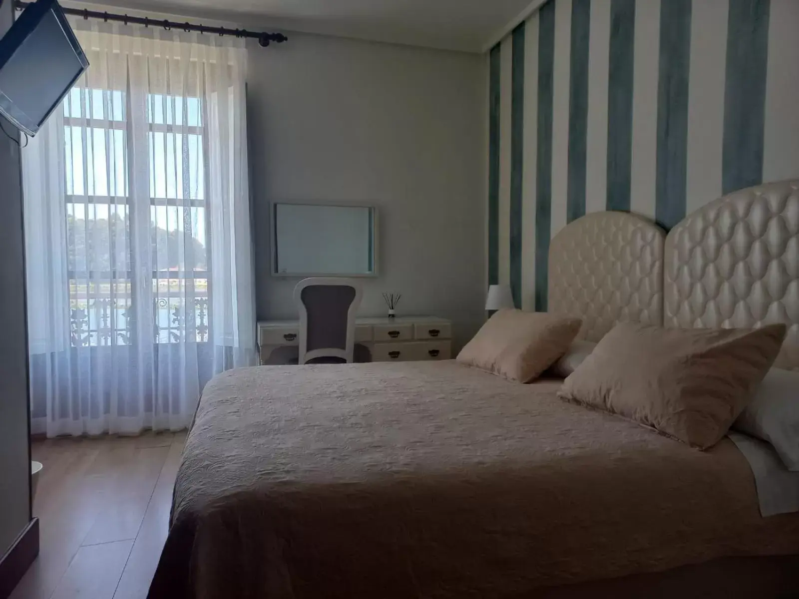 Photo of the whole room, Bed in Marina