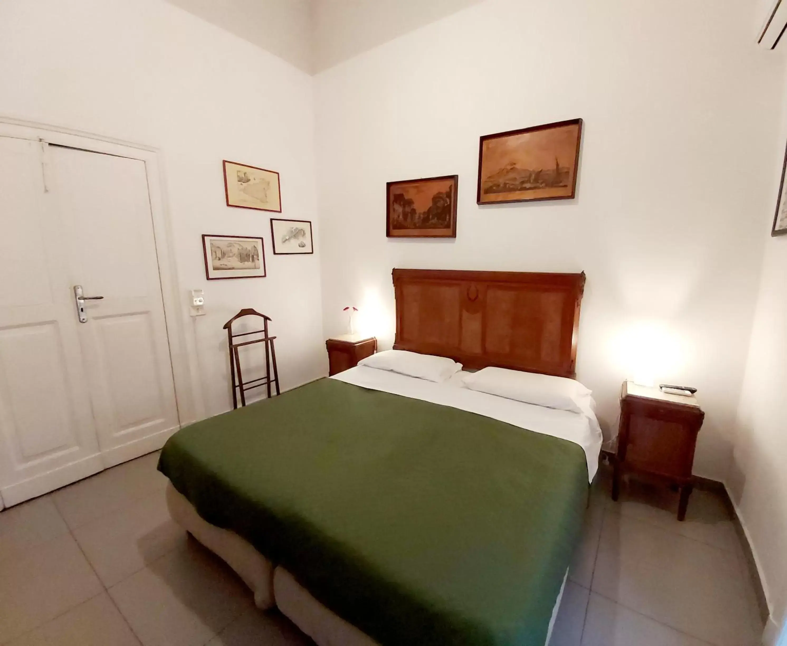 Photo of the whole room, Bed in B&B Platamon